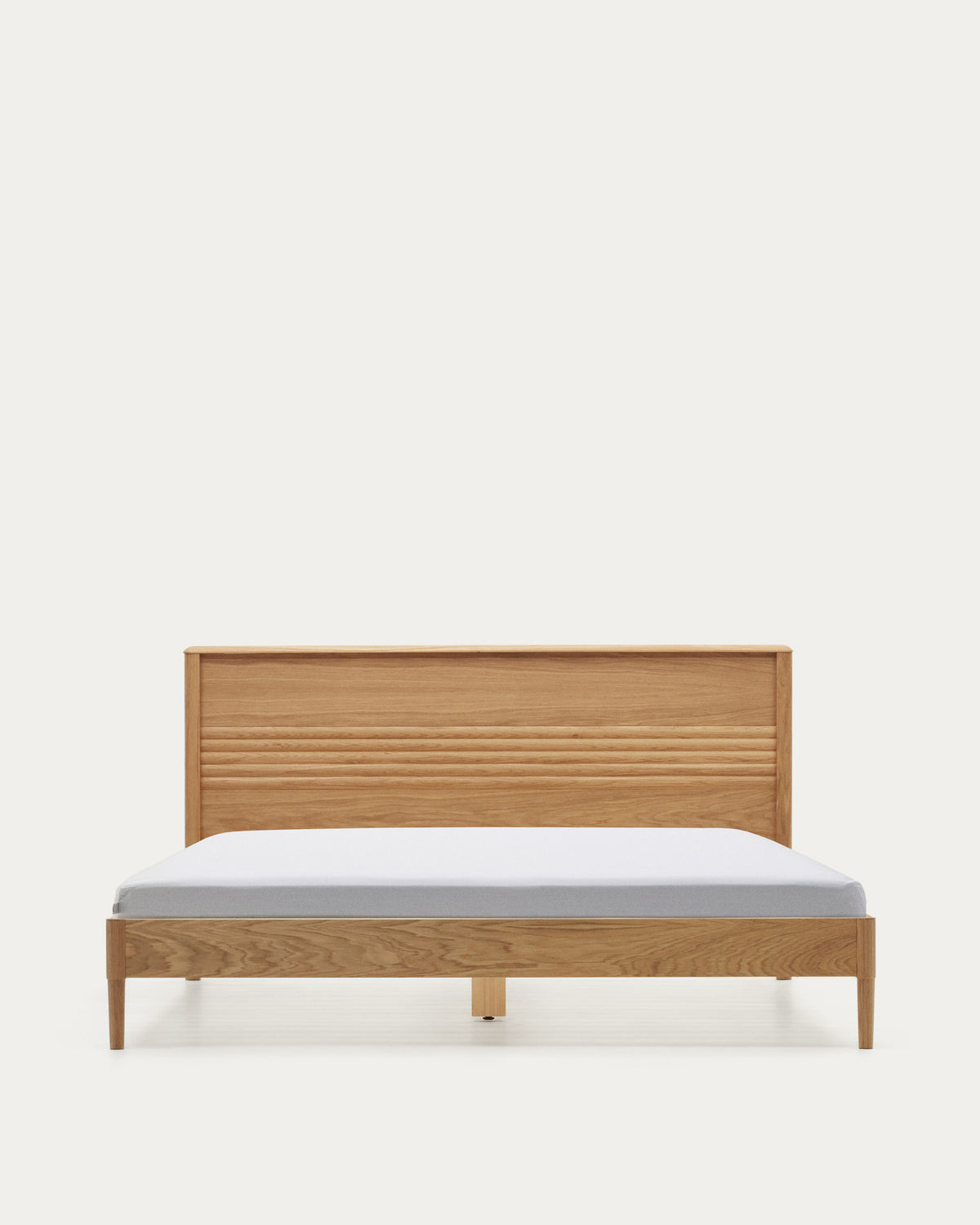 Lenon Bett aus Eichenholz und Eichenfurnier für Matratze von 180 x 200 cm FSC Mix Credit in Natur präsentiert im Onlineshop von KAQTU Design AG. Bett ist von Kave Home