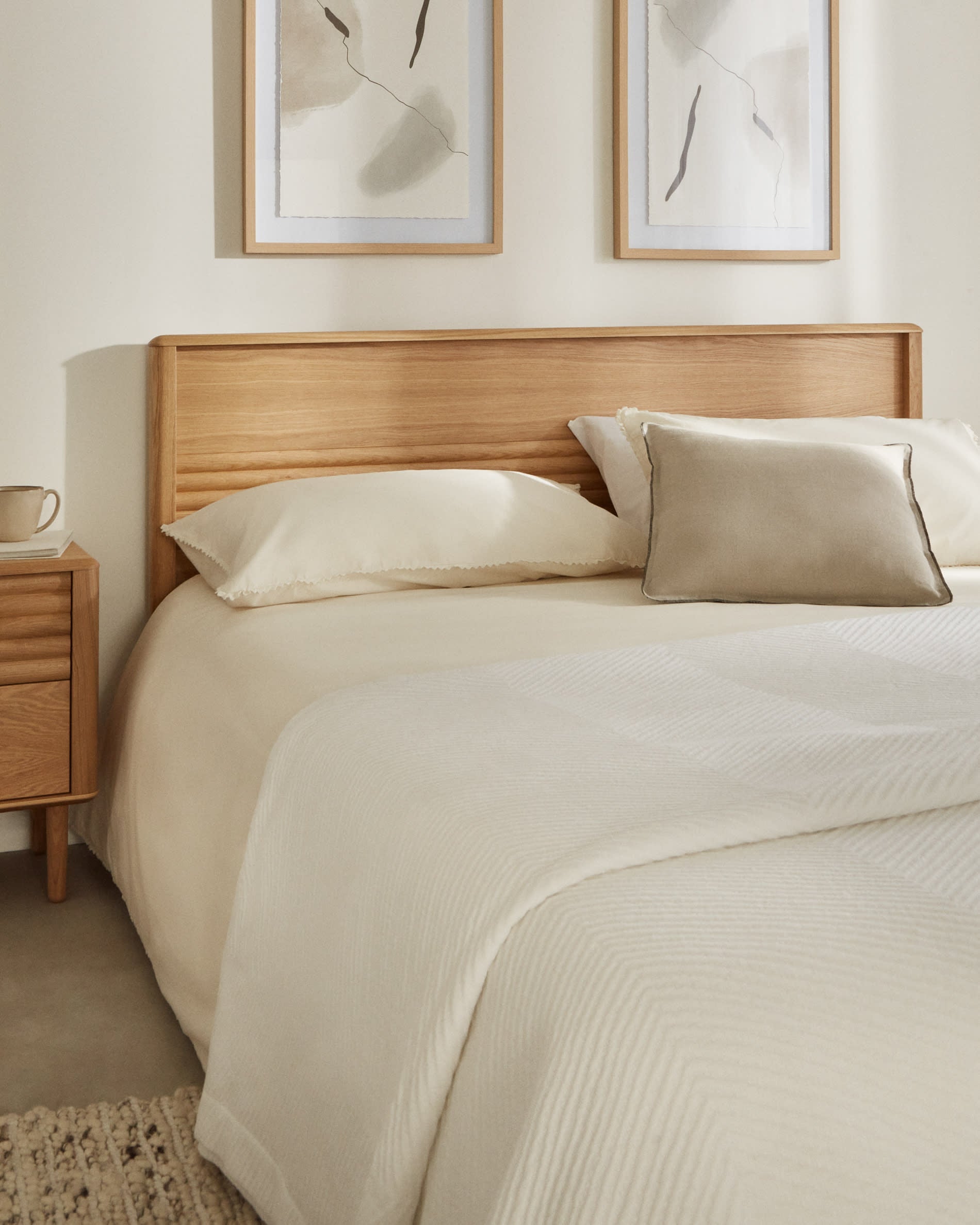 Modernes Lenon Bett aus Eichenholz und Furnier, geeignet für 180x200 cm Matratzen, FSC-zertifiziert, von Kave Home.