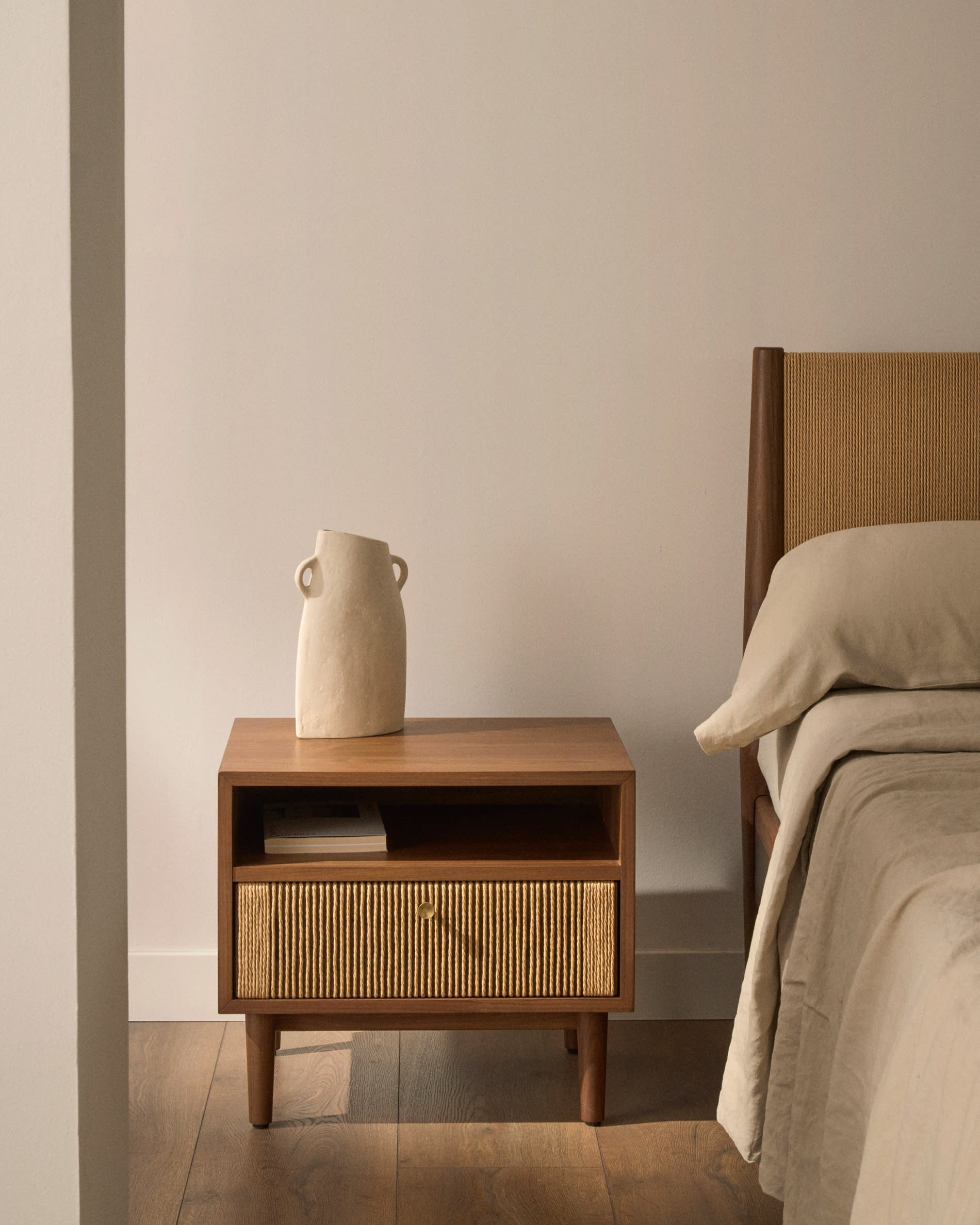 Elegantes Bett Elan aus Walnussholz und Furnier, FSC-zertifiziert, mit Seilmatratze, 160x200 cm, von Kave Home.