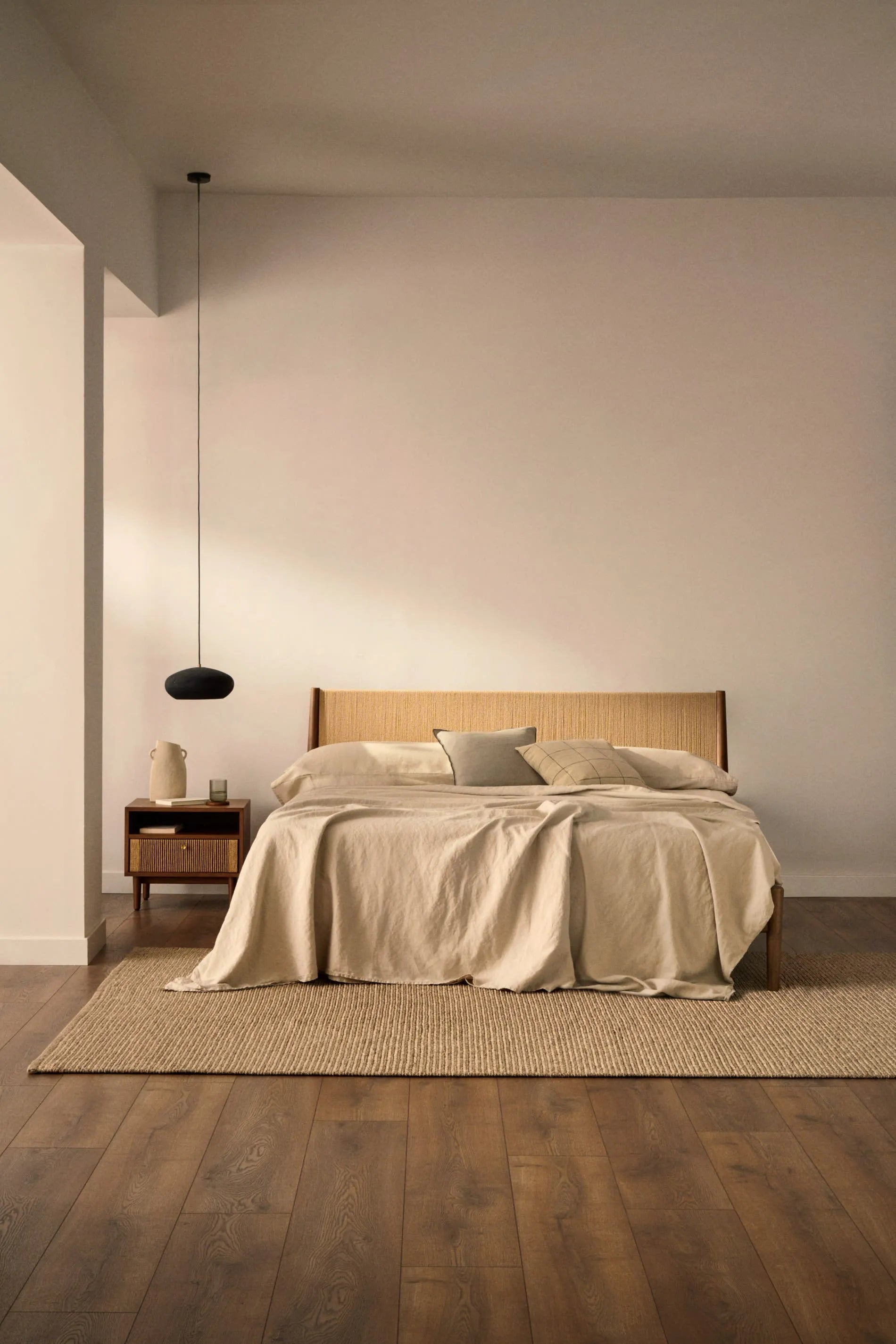 Elegantes Walnussbett mit handgeflochtenen Seildetails, 160x200 cm, FSC-zertifiziert, für stilvolle und nachhaltige Schlafzimmer.