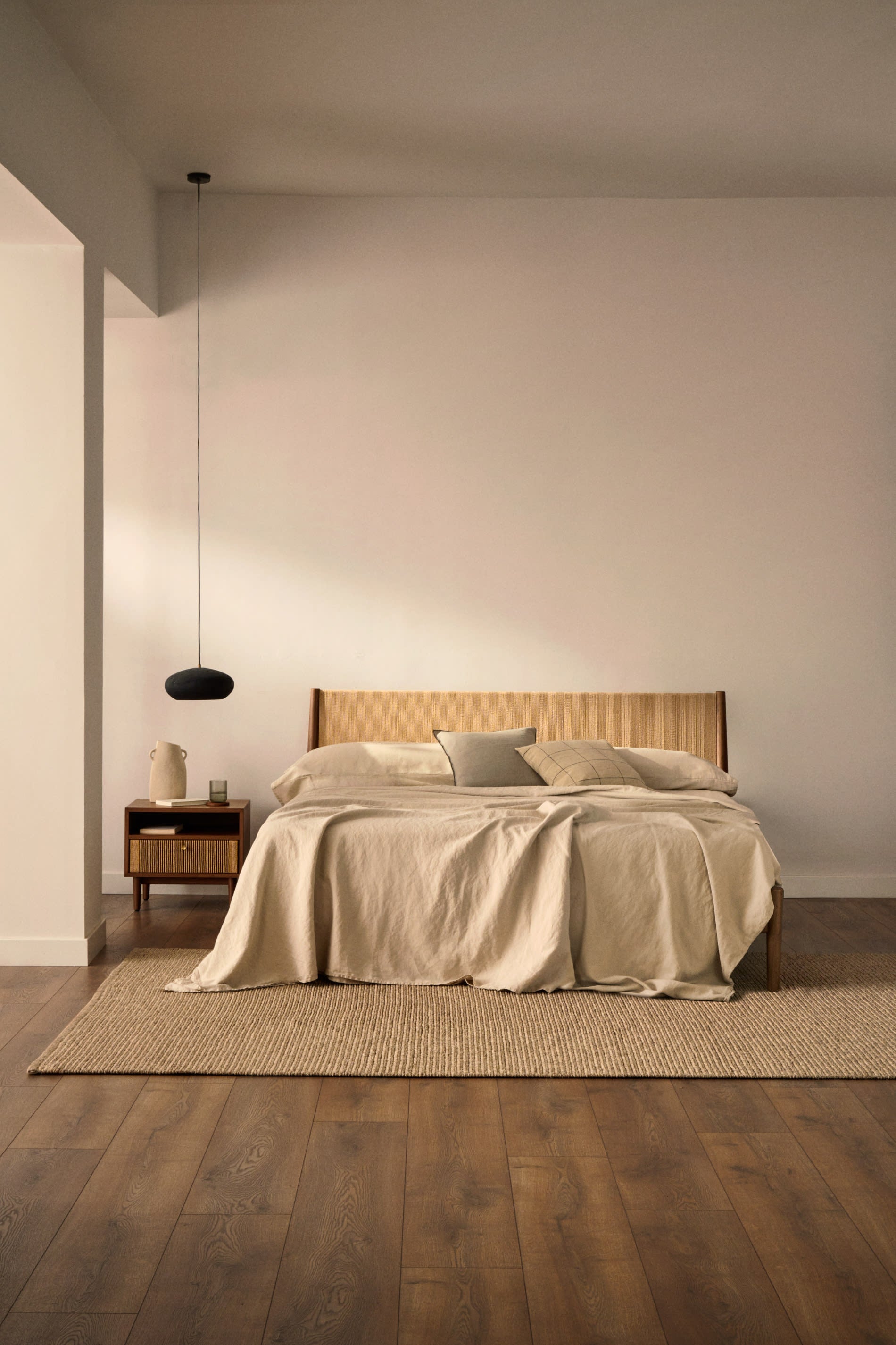 Elegantes Bett Elan aus FSC-zertifiziertem Walnussholz und Furnier, 160x200 cm, mit Seilmatratze, von Kave Home.