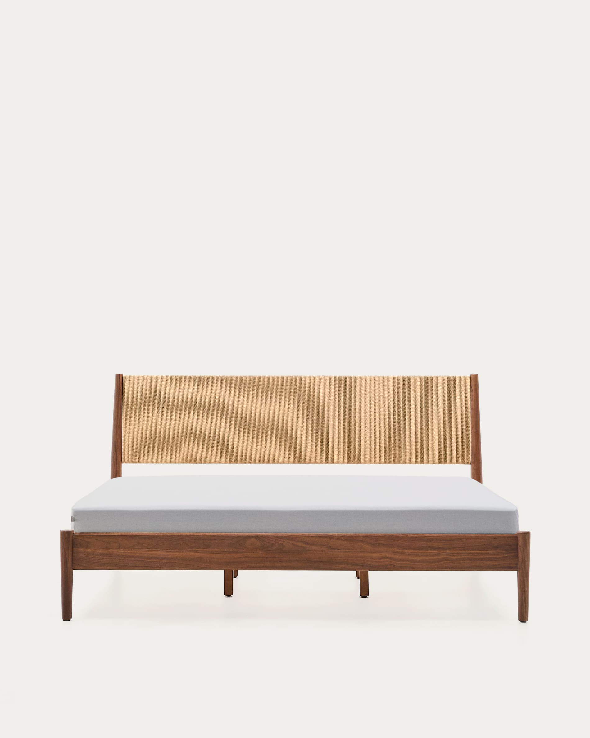 Elegantes Bett Elan aus Walnussholz und Furnier, FSC-zertifiziert, mit Seilmatratze, 180x200 cm, von Kave Home.