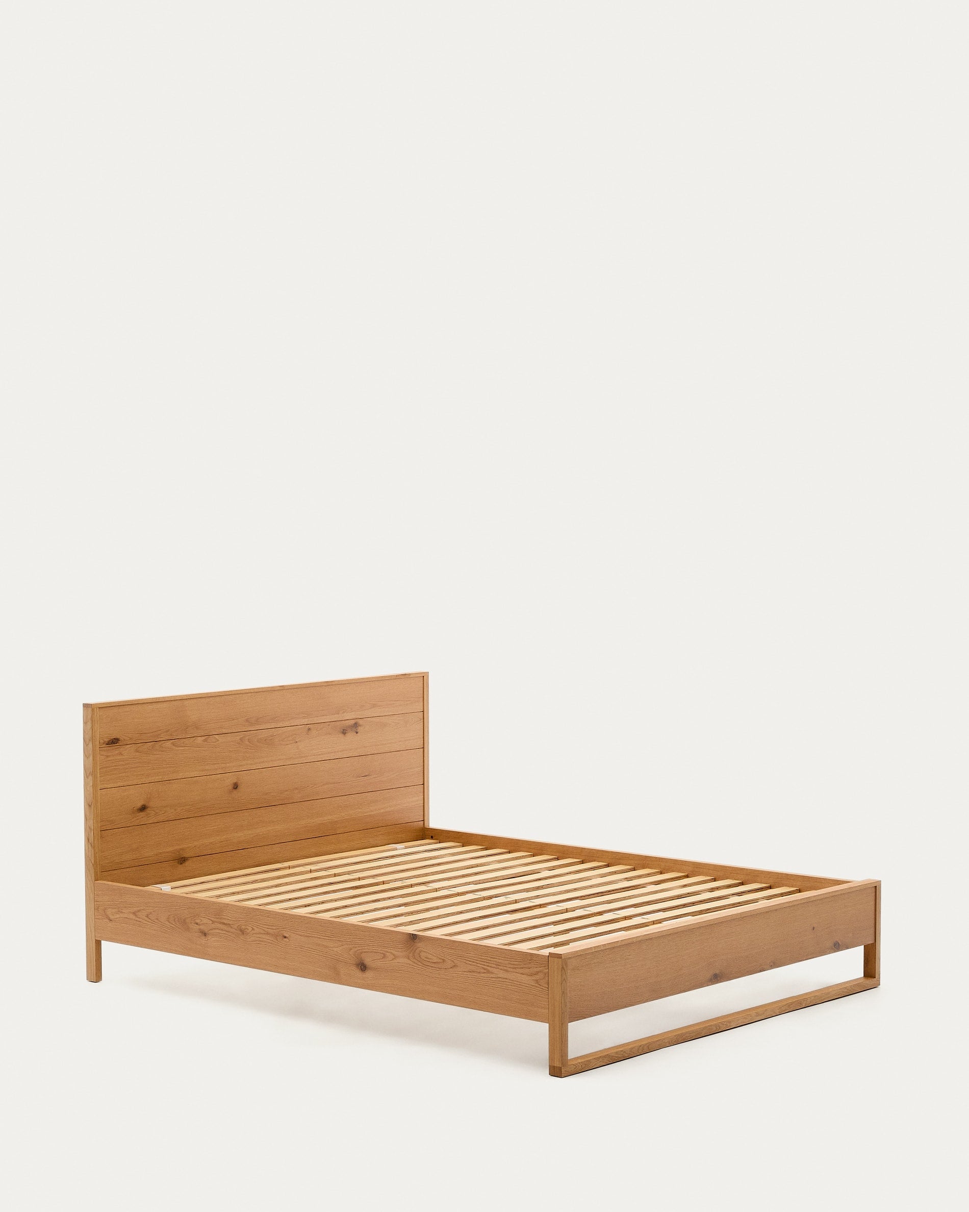 Stilvolles Bett Alguema aus Eichenfurnier mit natürlichem Finish, geeignet für 160x200 cm Matratzen, von Kave Home.