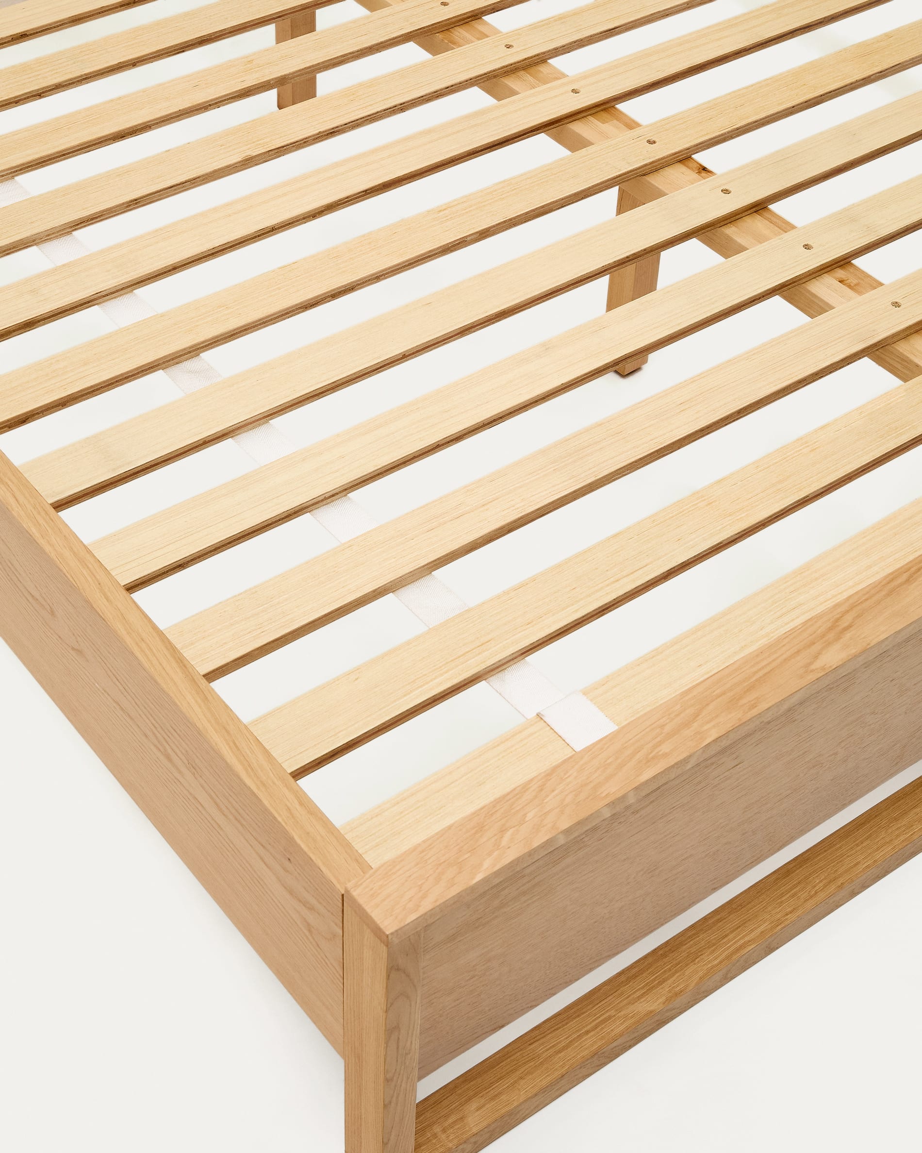 Elegantes Bett Alguema aus Eichenfurnier mit naturfarbenem Finish, passend für 160x200 cm Matratzen, von Kave Home.