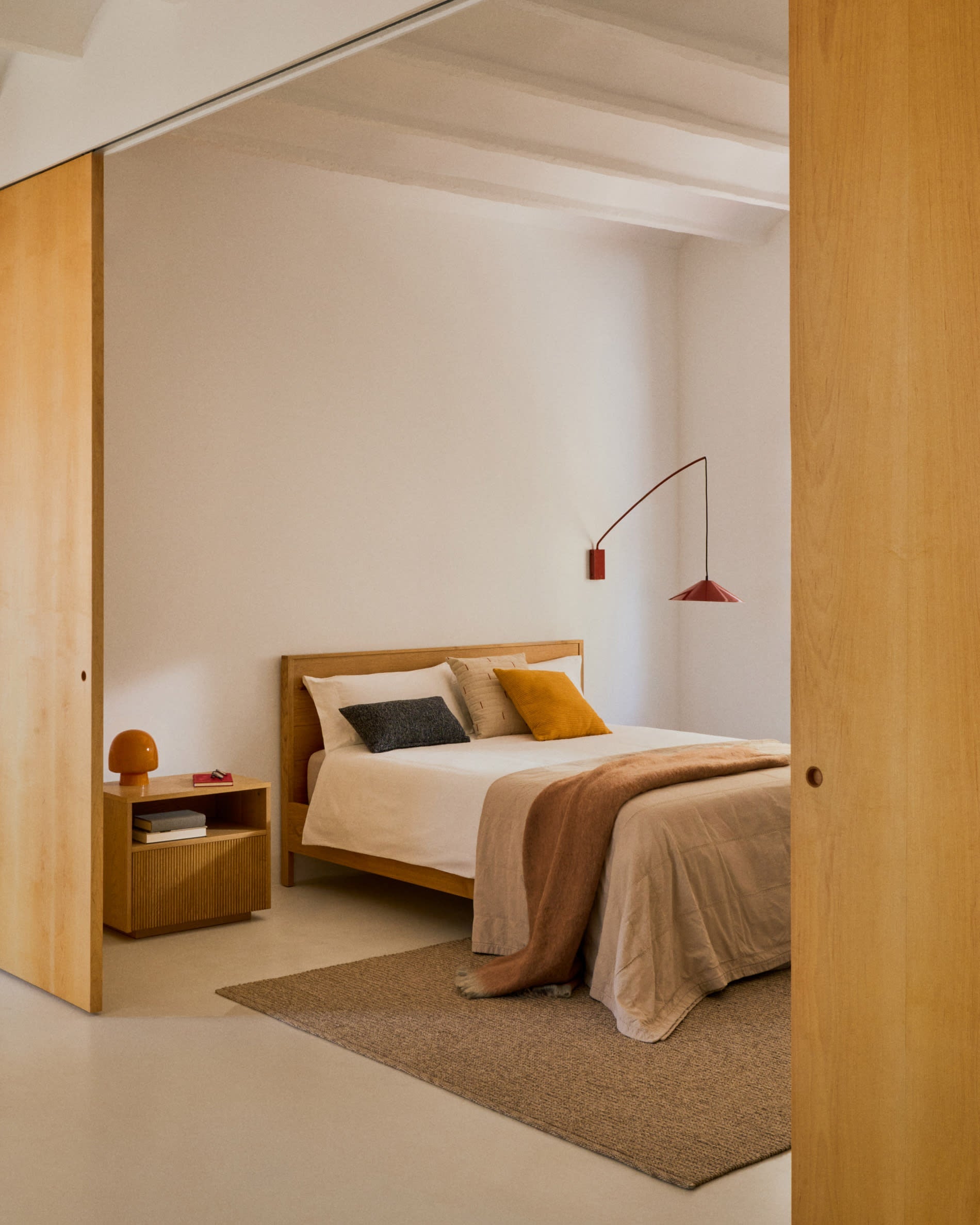 Elegantes Bett Alguema aus Eichenfurnier mit naturfarbenem Finish, passend für 160x200 cm Matratzen, von Kave Home.