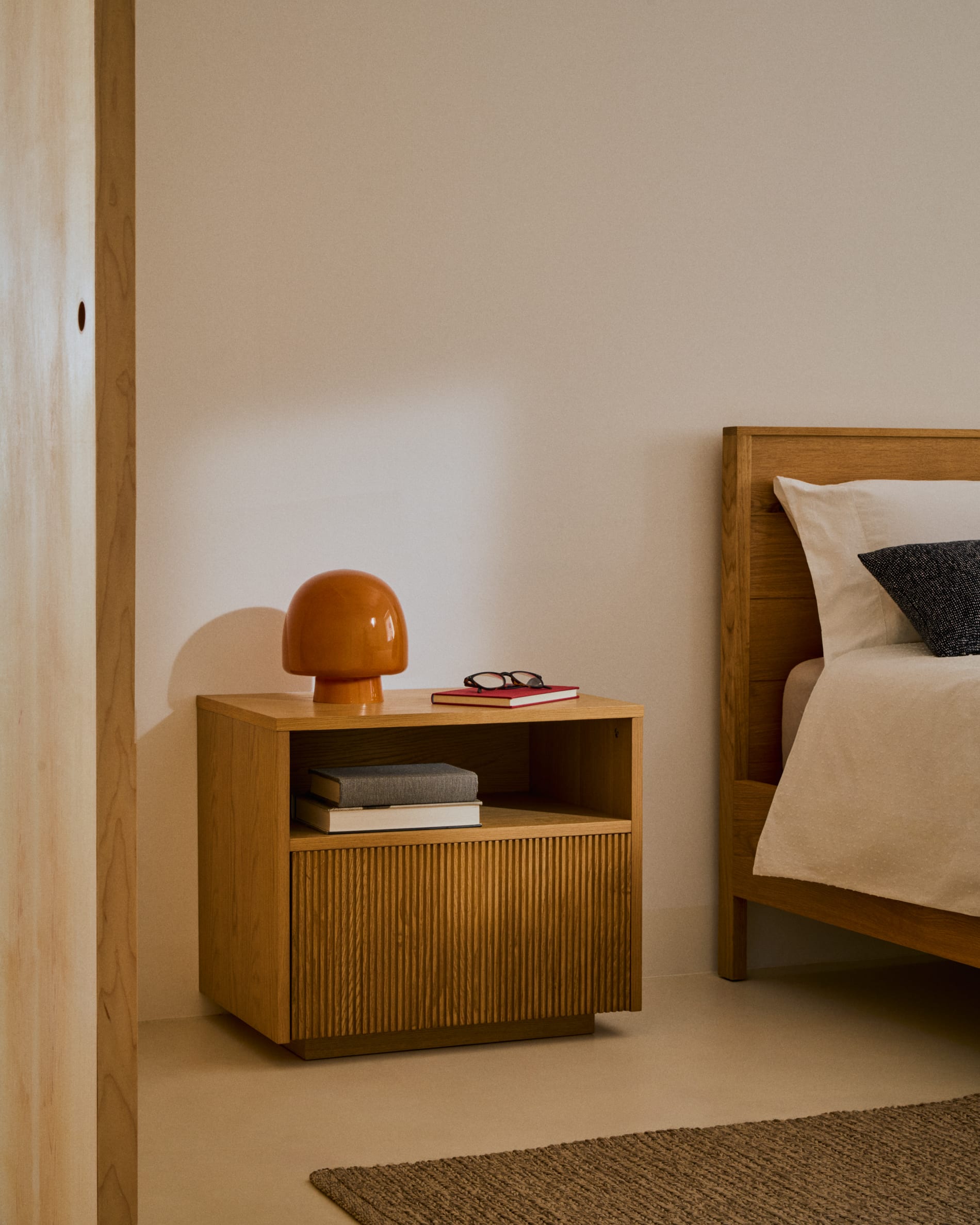 Elegantes Bett Alguema aus Eichenfurnier mit naturfarbenem Finish, passend für 160x200 cm Matratzen, von Kave Home.