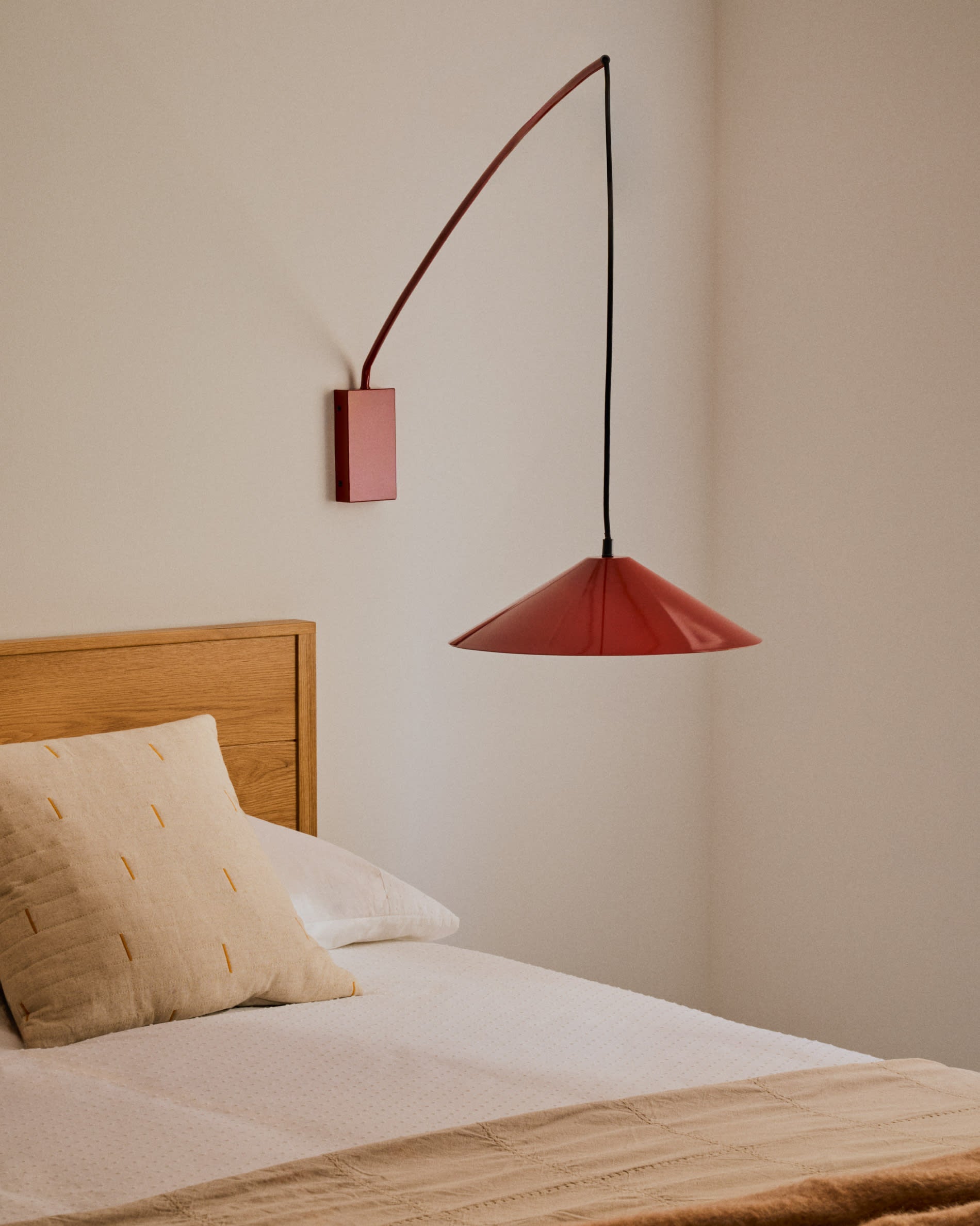 Elegantes Bett Alguema aus Eichenfurnier mit naturfarbenem Finish, passend für 160x200 cm Matratzen, von Kave Home.