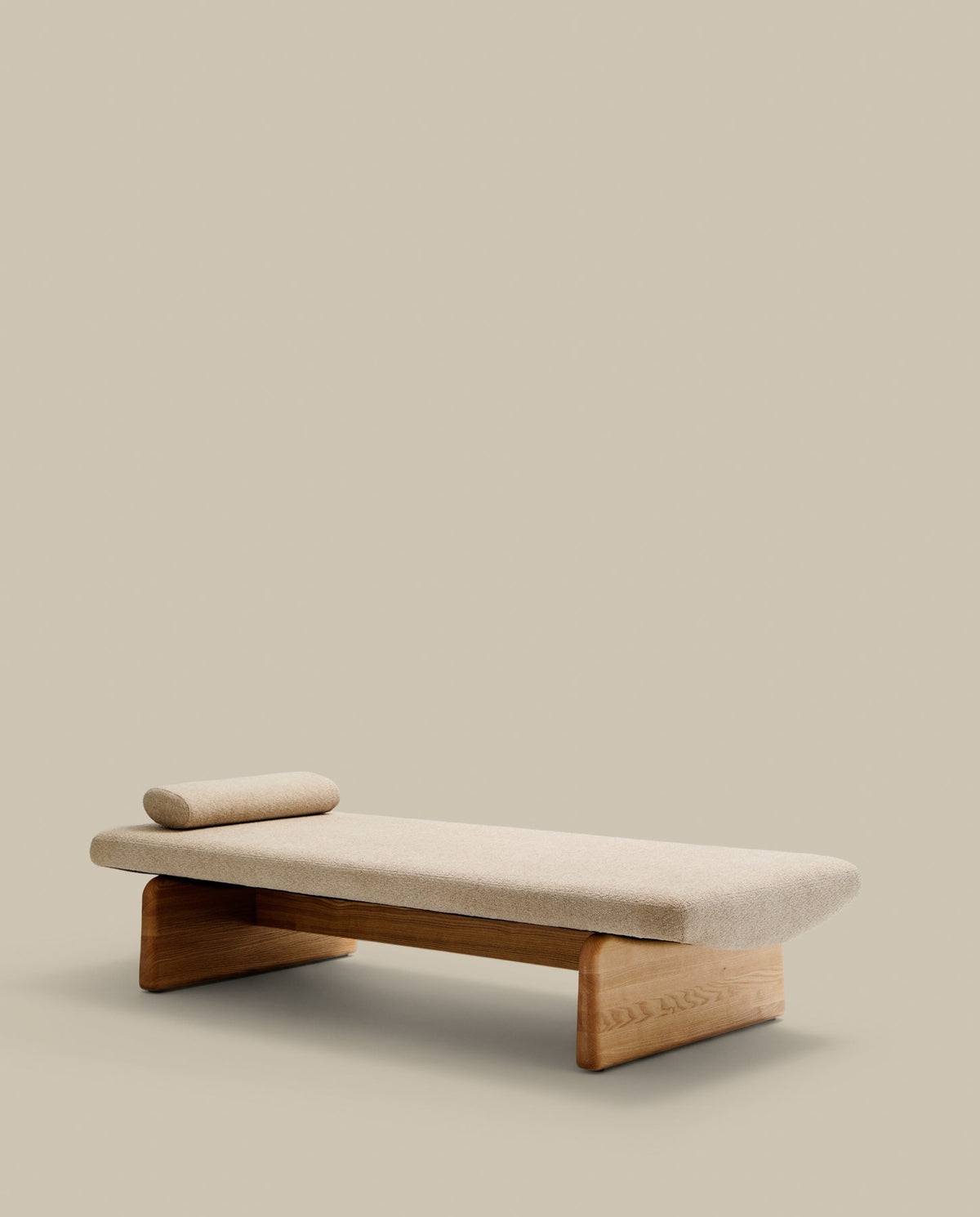 Daybed Topaz aus beigefarbenem Chenille und massivem Eschenholz mit natürlichem Finish 200 cm FSC 100% in Beige präsentiert im Onlineshop von KAQTU Design AG. Tagesbett ist von Kave Home