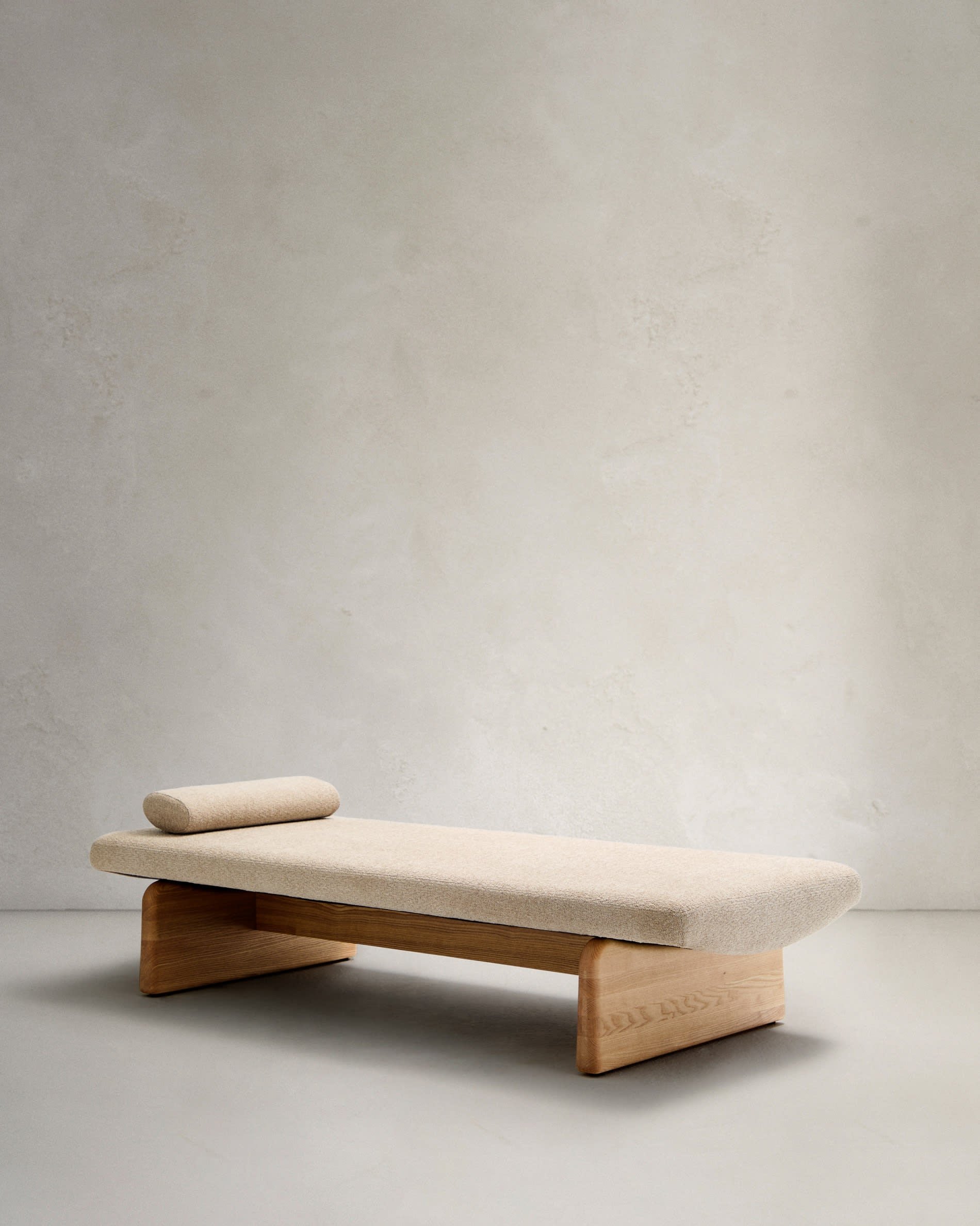 Daybed Topaz made of beige chenille and solid ash wood with natural finish 200