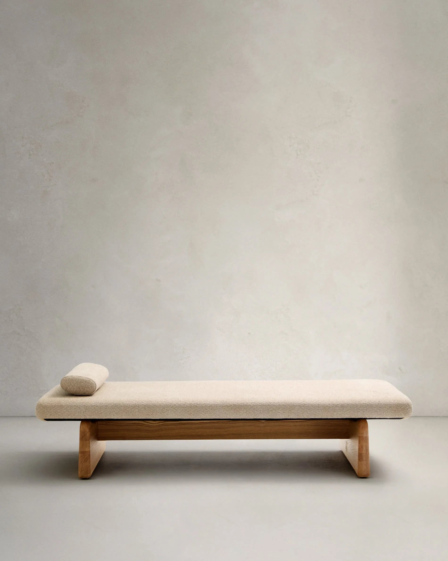 Elegantes Daybed aus Chenille und Eschenholz, 200 cm, FSC-zertifiziert, für stilvolle Entspannung.