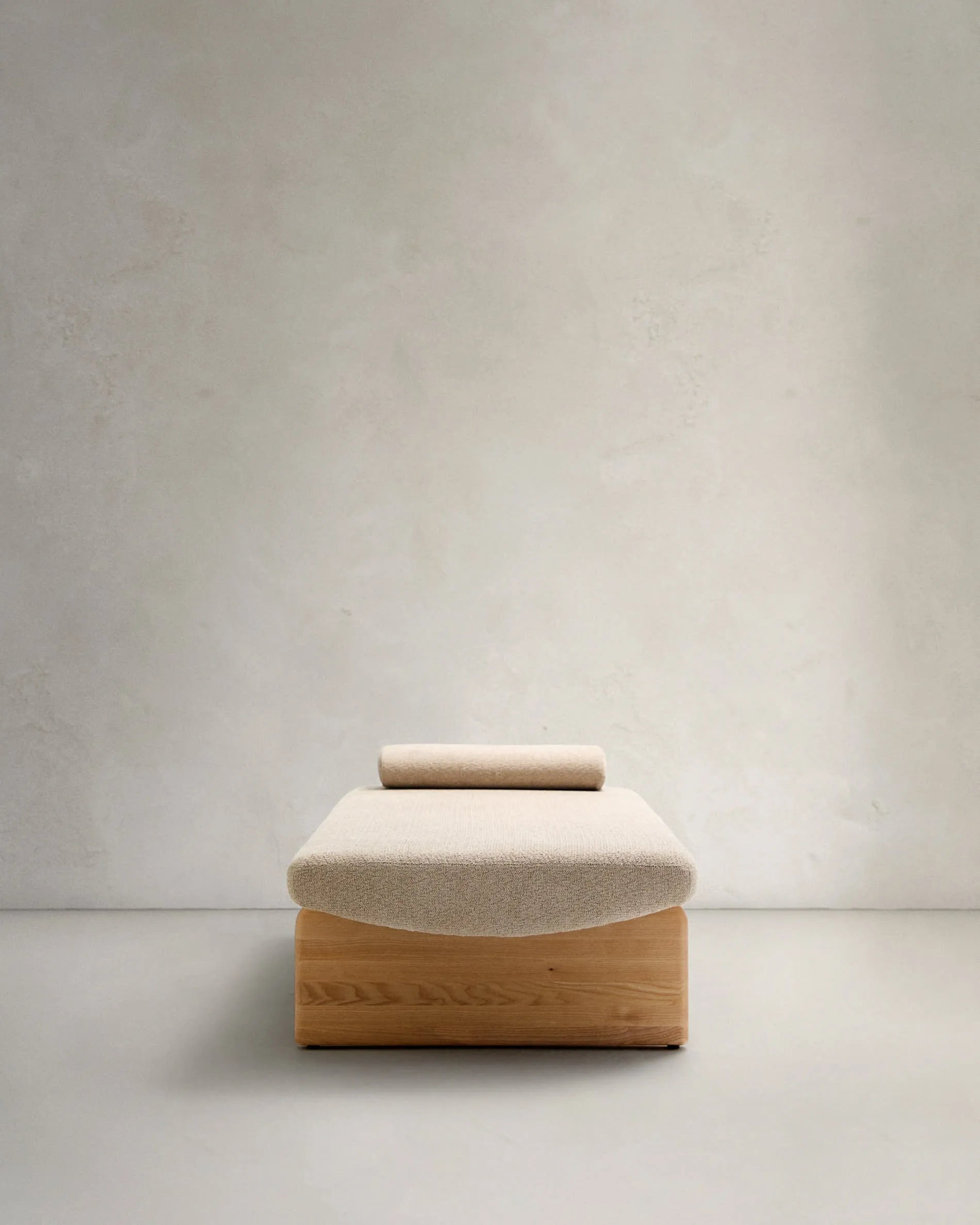 Elegantes Daybed aus Chenille und Eschenholz, 200 cm, FSC-zertifiziert, für stilvolle Entspannung.
