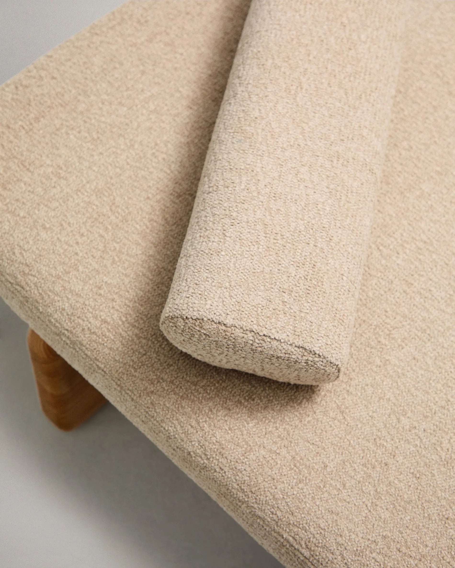 Elegantes Daybed aus Chenille und Eschenholz, 200 cm, FSC-zertifiziert, für stilvolle Entspannung.