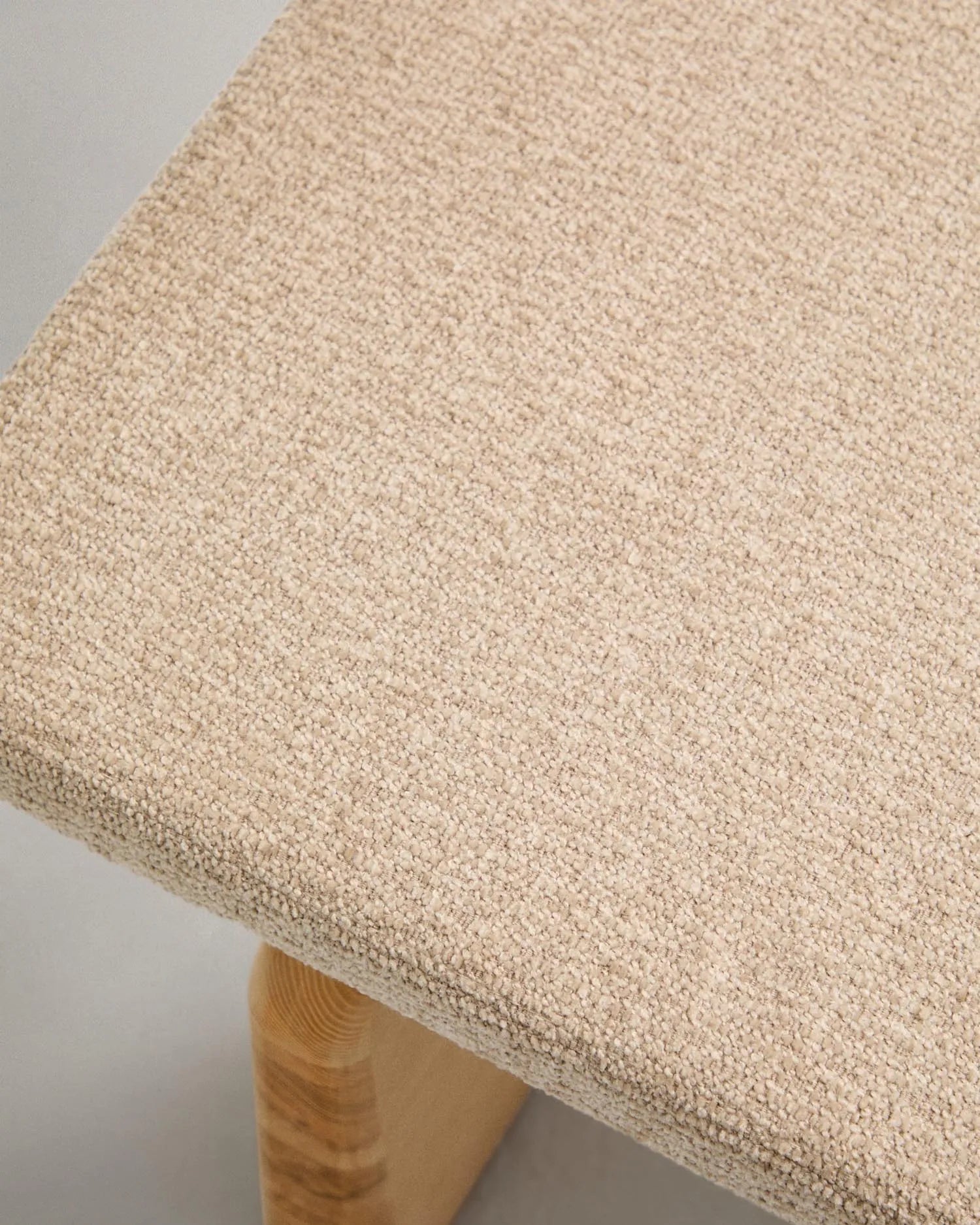 Elegantes Daybed aus Chenille und Eschenholz, 200 cm, FSC-zertifiziert, für stilvolle Entspannung.