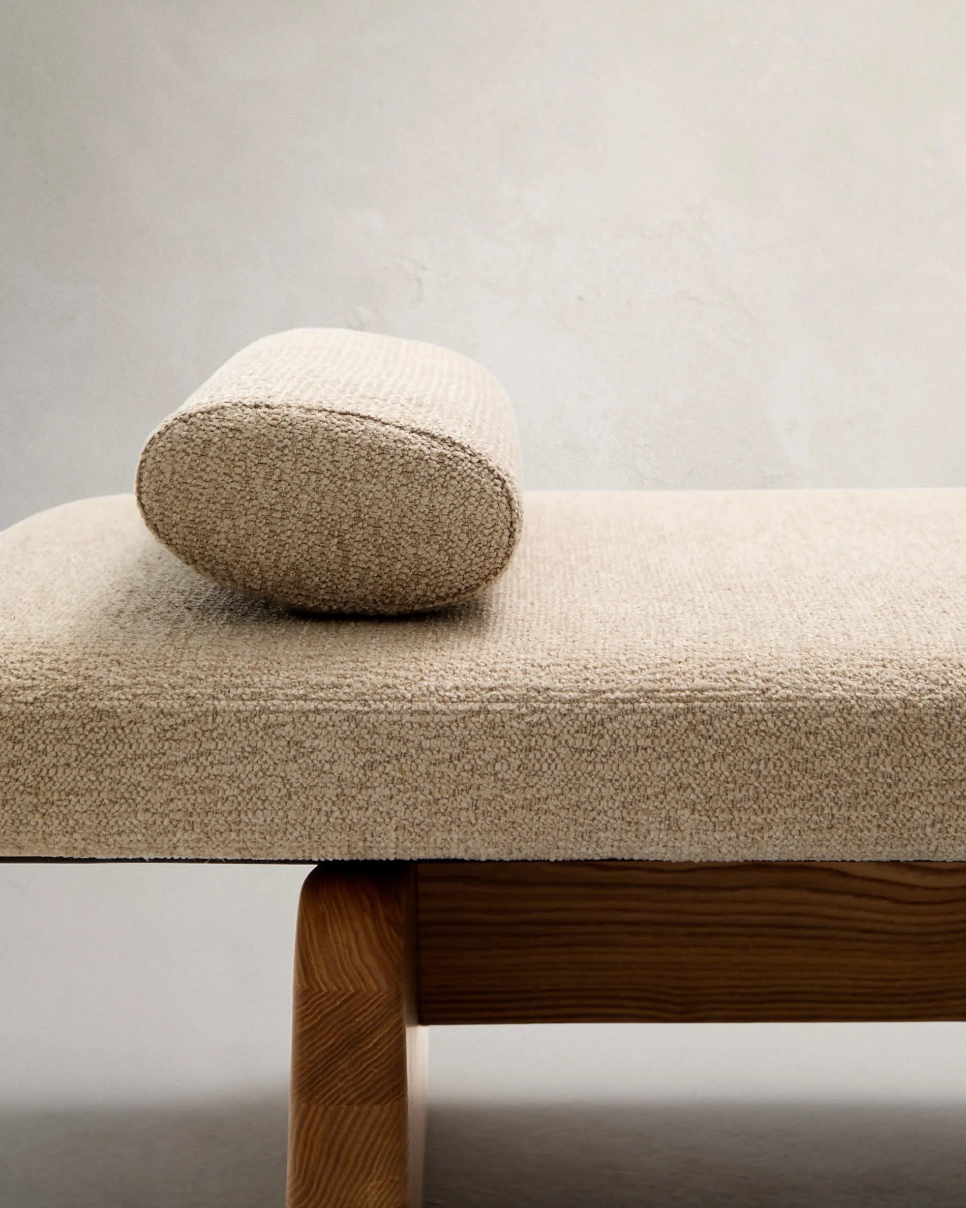 Elegantes Daybed aus Chenille und Eschenholz, 200 cm, FSC-zertifiziert, für stilvolle Entspannung.