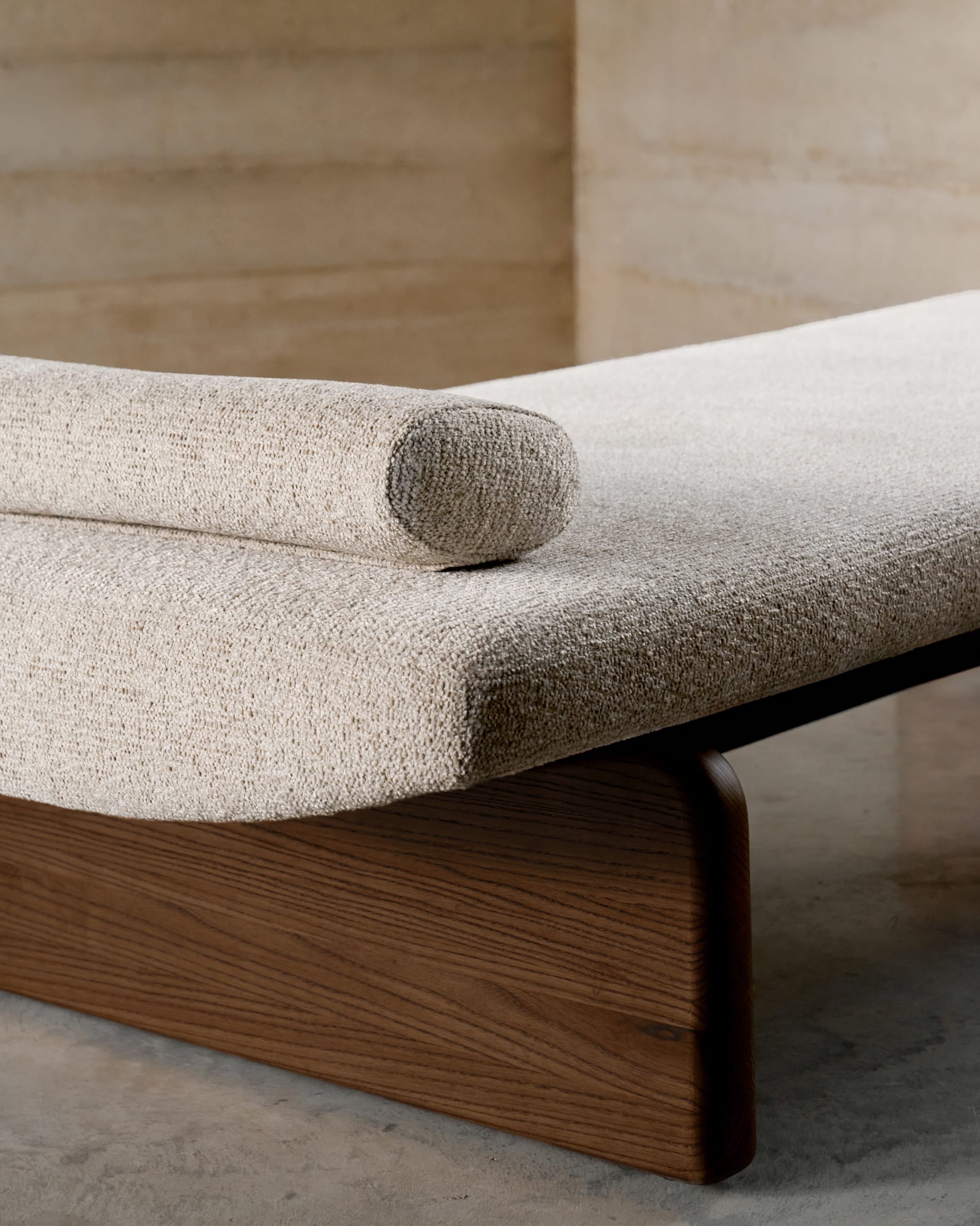 Daybed Topaz made of beige chenille and solid ash wood with natural finish 200