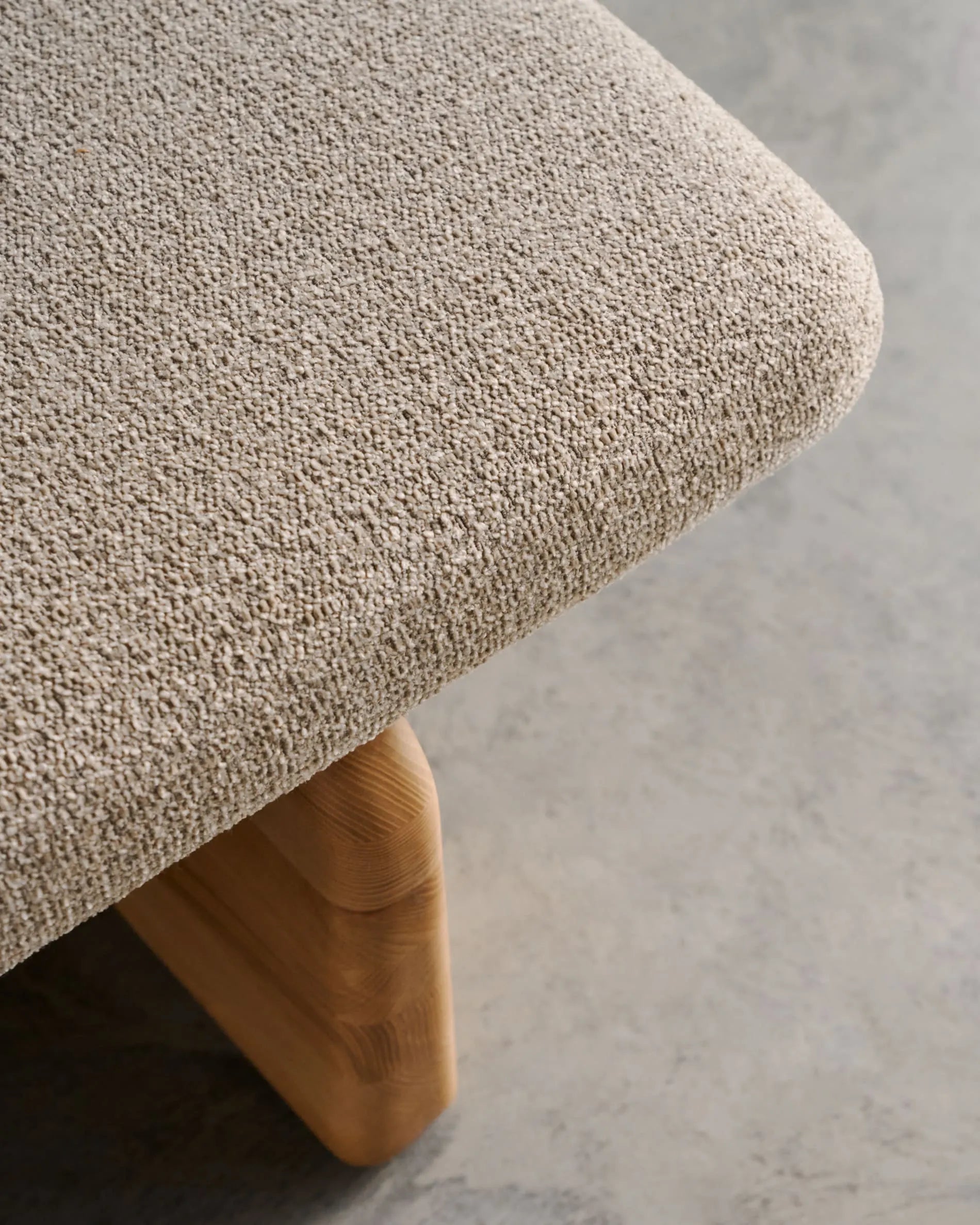 Elegantes Daybed aus Chenille und Eschenholz, 200 cm, FSC-zertifiziert, für stilvolle Entspannung.