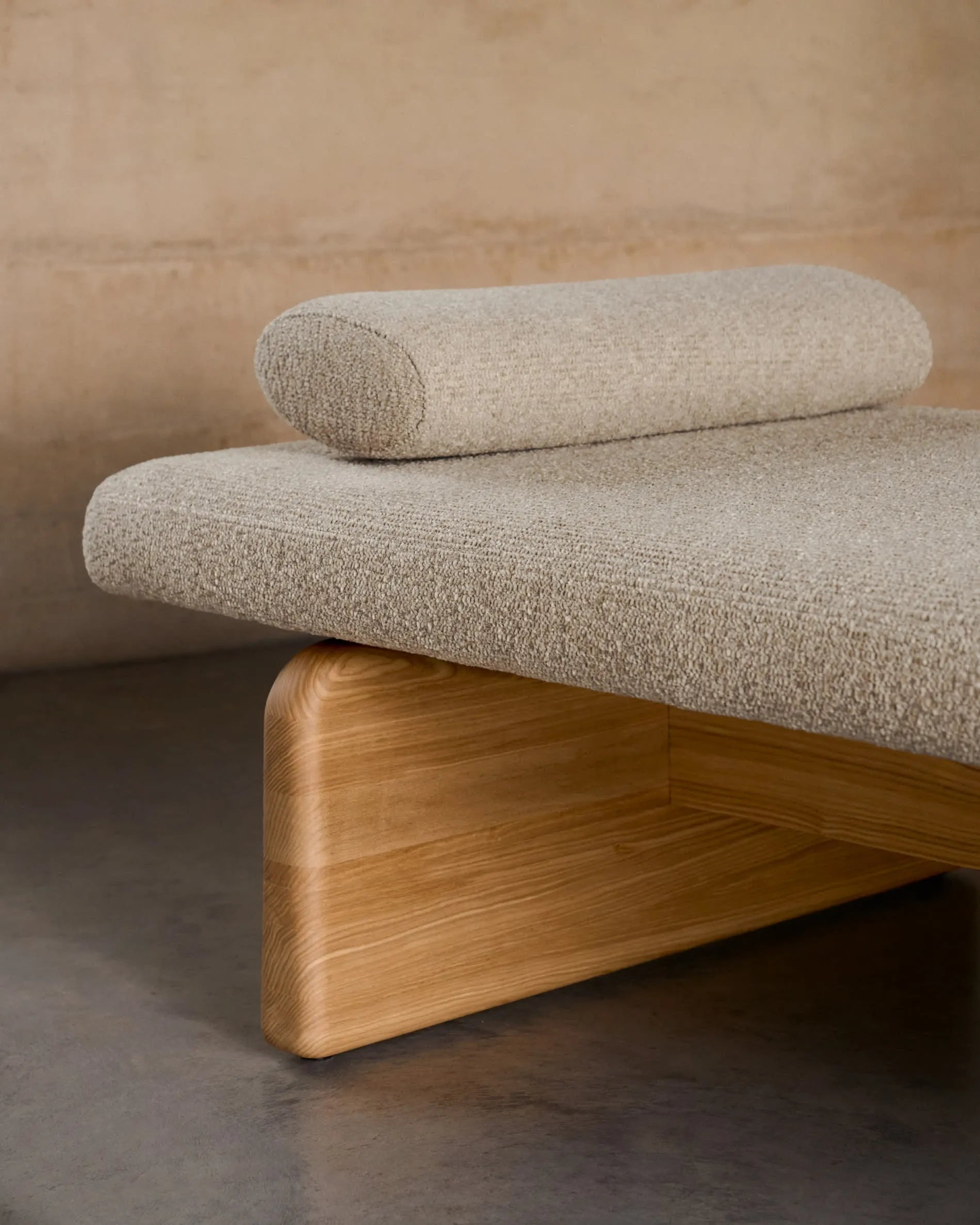 Elegantes Daybed aus Chenille und Eschenholz, 200 cm, FSC-zertifiziert, für stilvolle Entspannung.