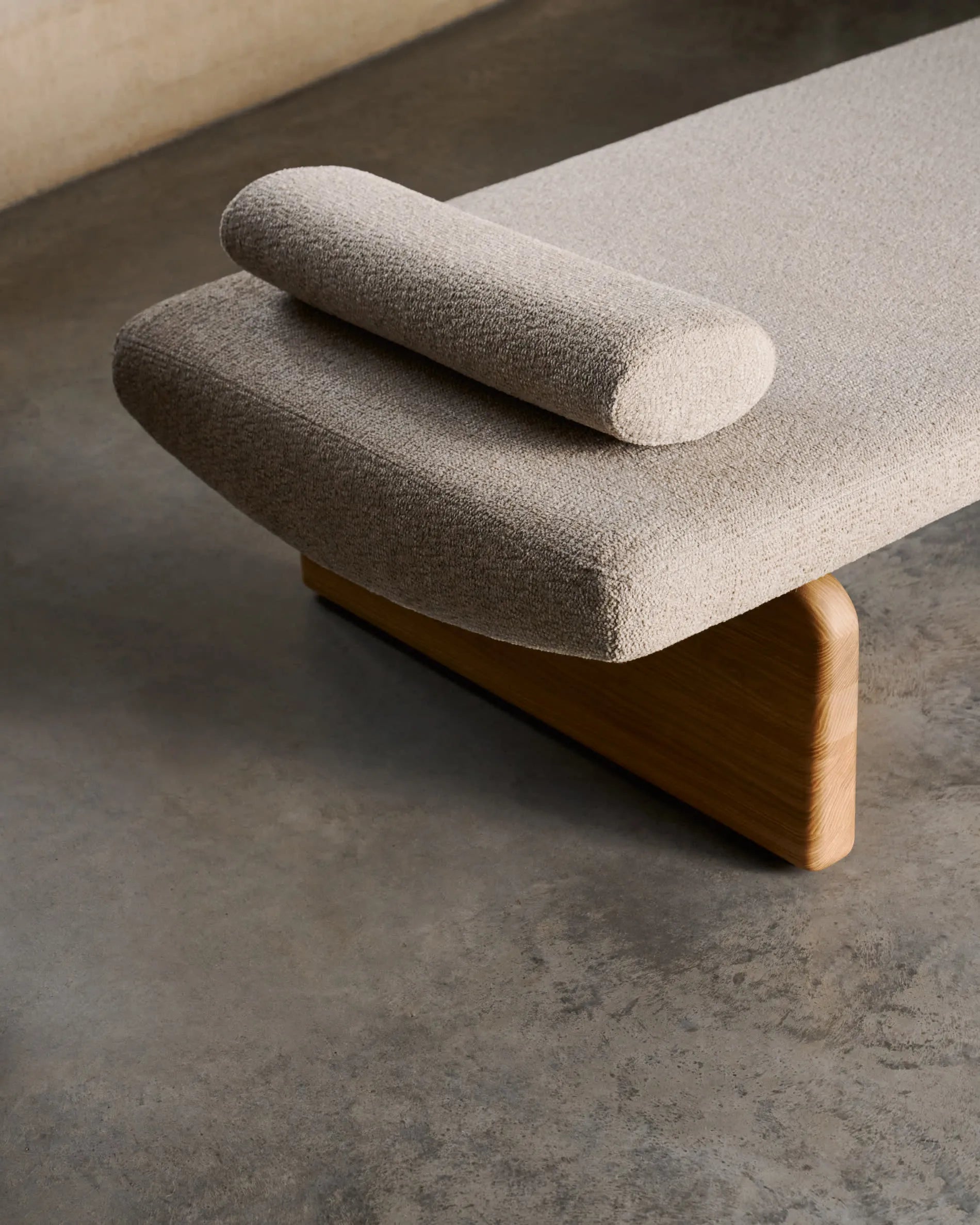 Elegantes Daybed aus Chenille und Eschenholz, 200 cm, FSC-zertifiziert, für stilvolle Entspannung.