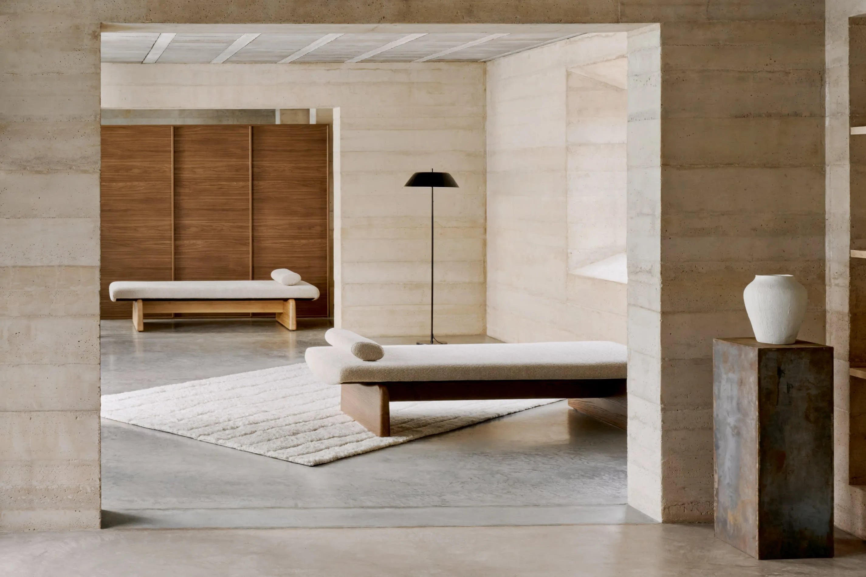 Elegantes Daybed aus Chenille und Eschenholz, 200 cm, FSC-zertifiziert, für stilvolle Entspannung.