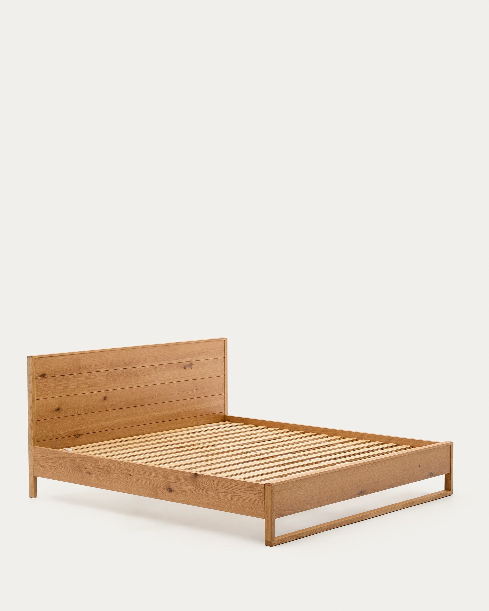 Stilvolles Bett Alguema aus Eichenfurnier mit natürlichem Finish, geeignet für 180x200 cm Matratzen, von Kave Home.