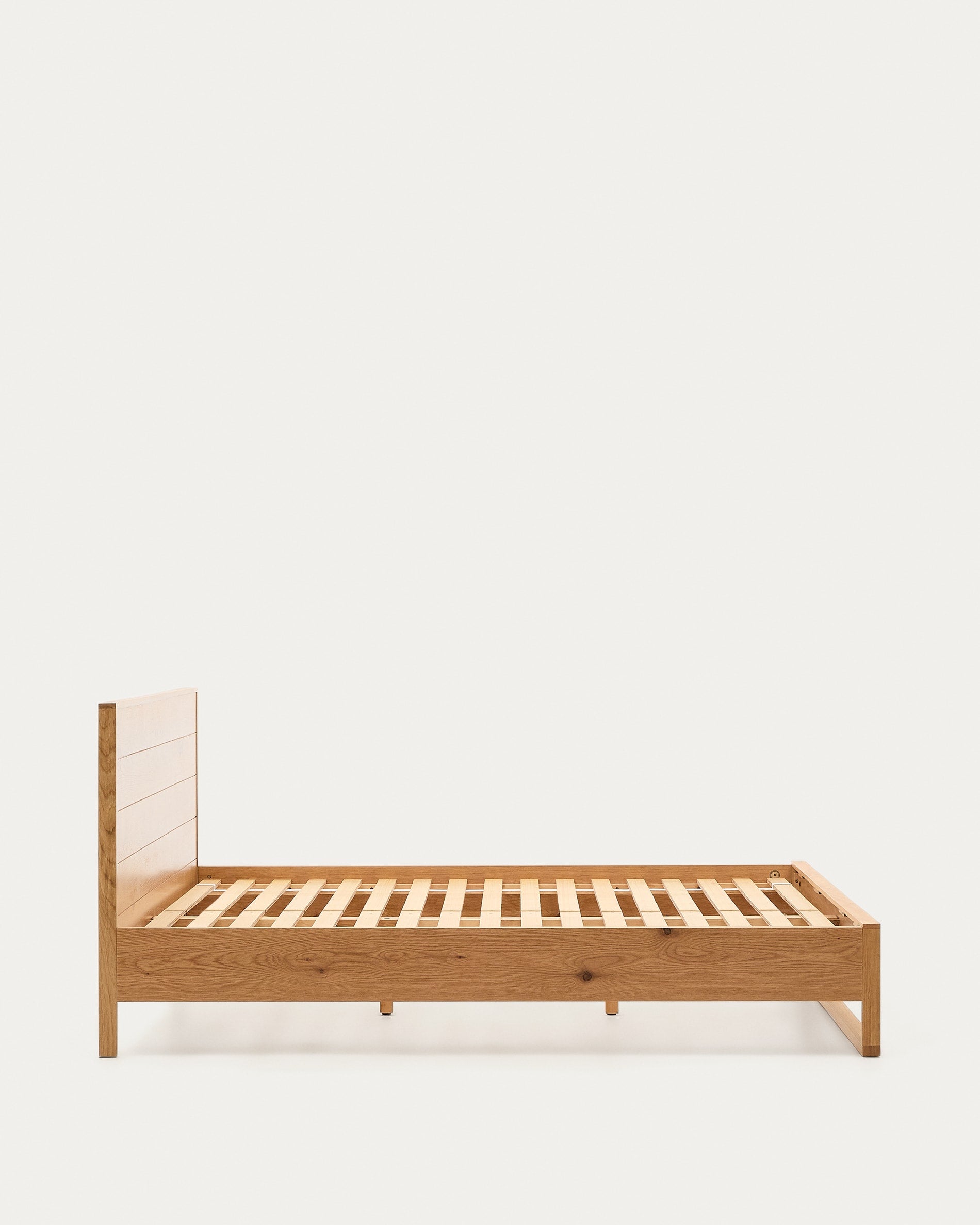 Elegantes Bett Alguema aus Eichenfurnier, naturfarben, passend für 180x200 cm Matratzen, von Kave Home, stilvoll und modern.