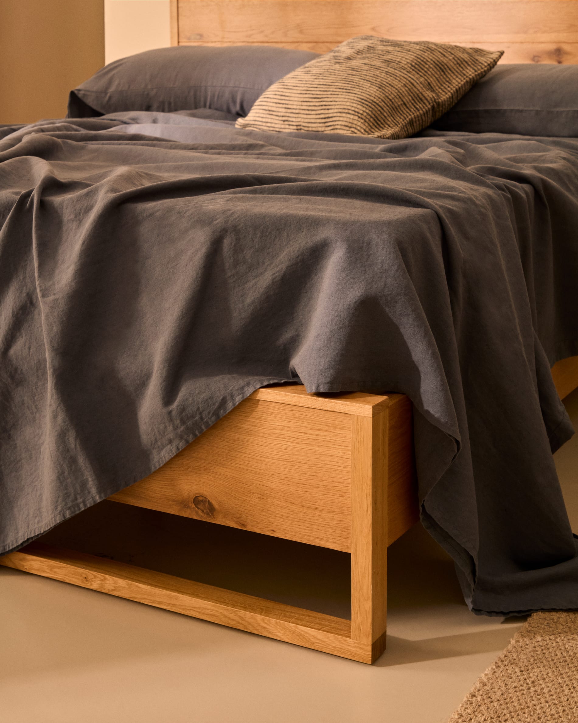 Elegantes Bett Alguema aus Eichenfurnier, naturfarben, passend für 180x200 cm Matratzen, von Kave Home.