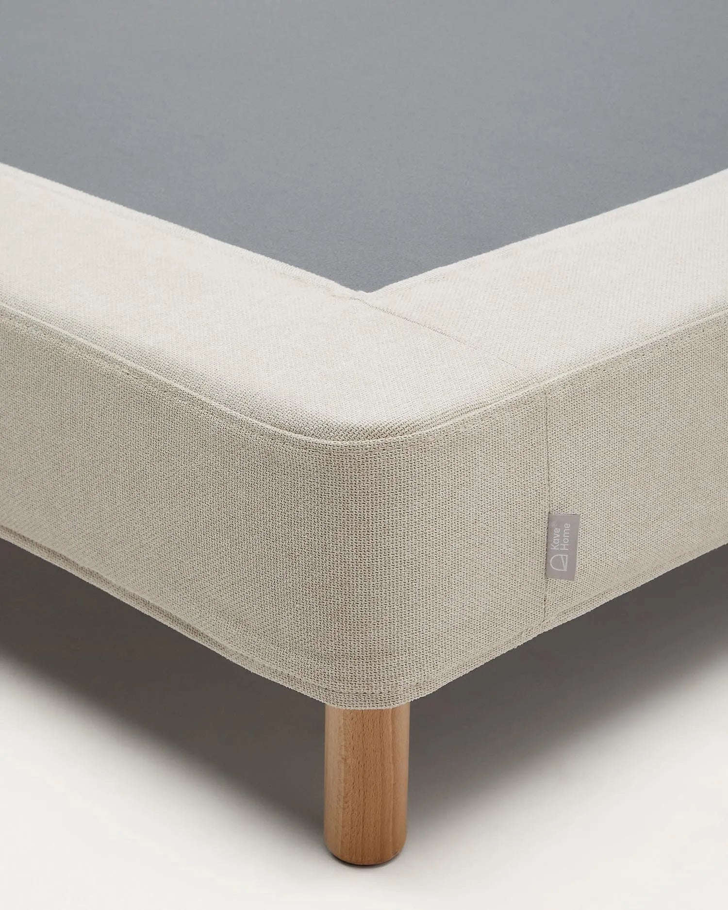 Stilvolles Ofelia Bettgestell in Beige mit FSC-zertifizierten Buchenholzfüßen und abnehmbarem Bezug, für 150x190 cm Matratzen.