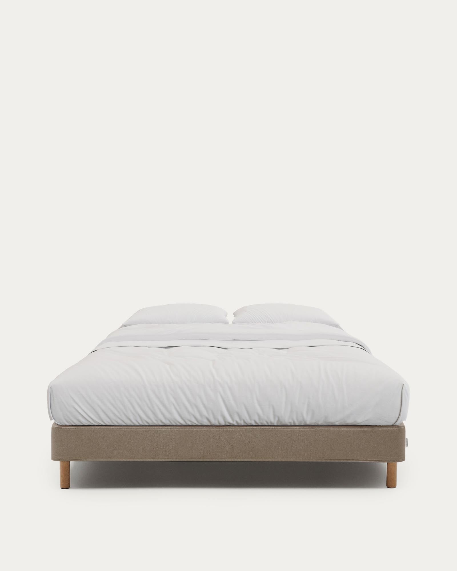 Bettgestell Ofelia mit abnehmbarem Bezug in Braun und Beinen aus massivem Buchenholz für Matratzengrösse 160 x 200 cm  in Hellbraun präsentiert im Onlineshop von KAQTU Design AG. Bett ist von Kave Home