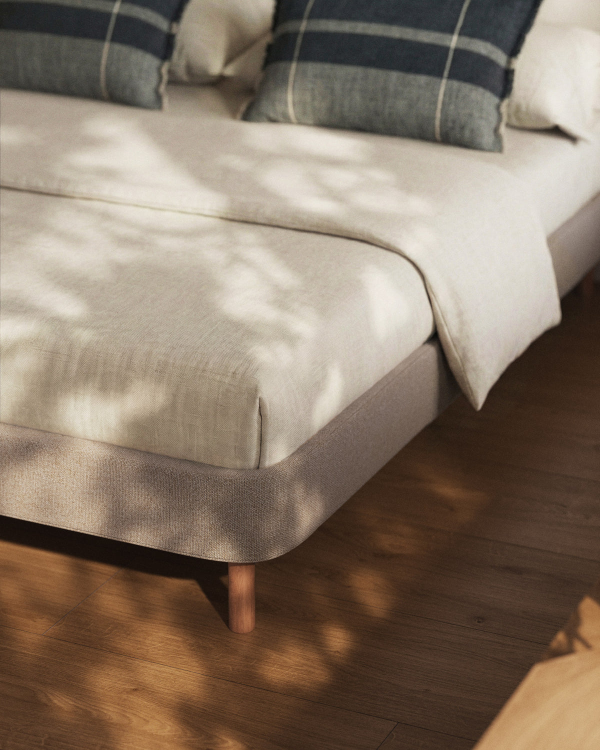 Bettgestell Ofelia mit abnehmbarem Bezug in Braun und Beinen aus massivem Buchenholz für Matratzengrösse 180 x 200 cm in Hellbraun präsentiert im Onlineshop von KAQTU Design AG. Bett ist von Kave Home