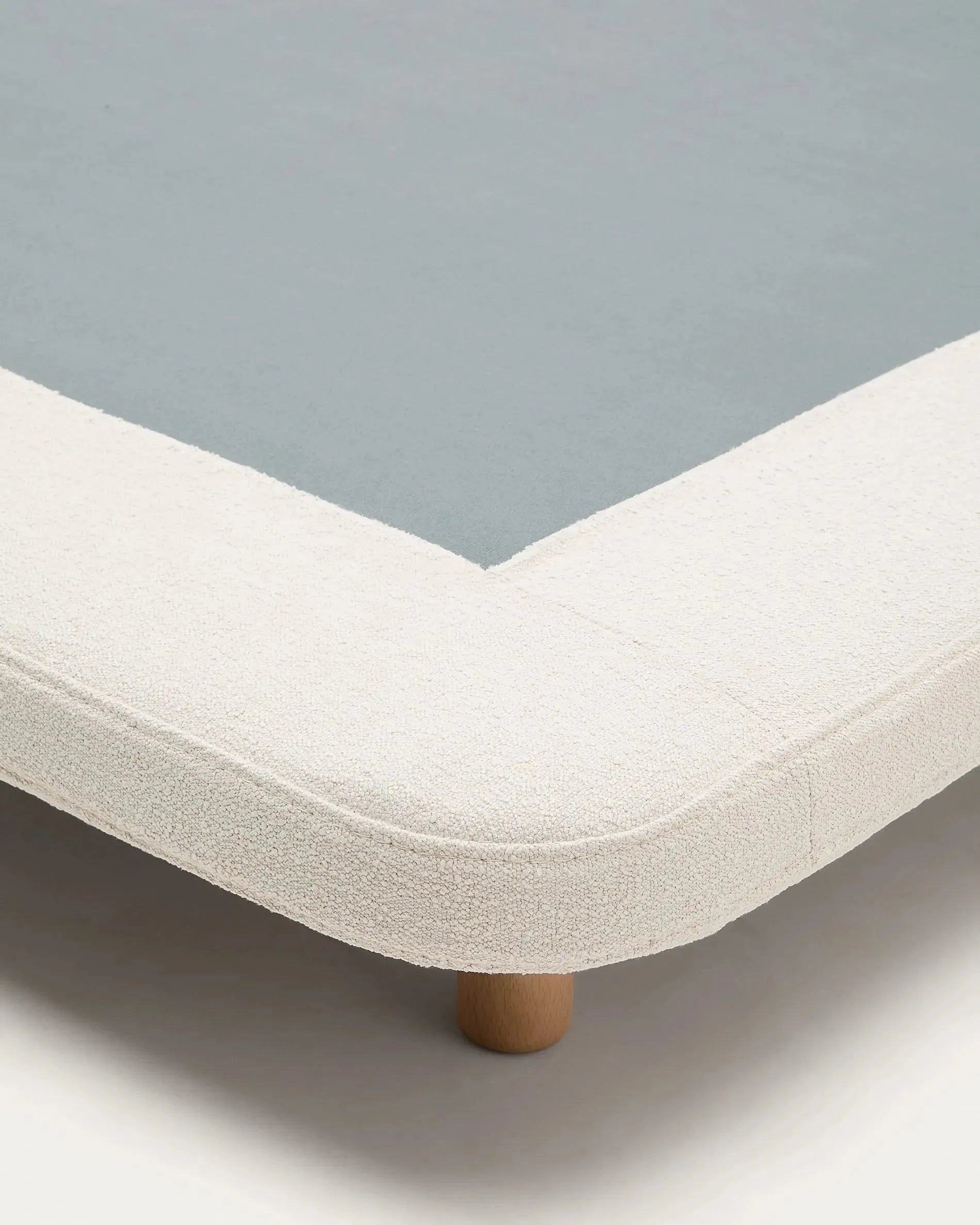 Elegantes Bett Odum 180x200 cm, beige Mikro-Bouclé, abziehbar, FSC-zertifiziertes Buchenholz, zeitgemäßes Design.