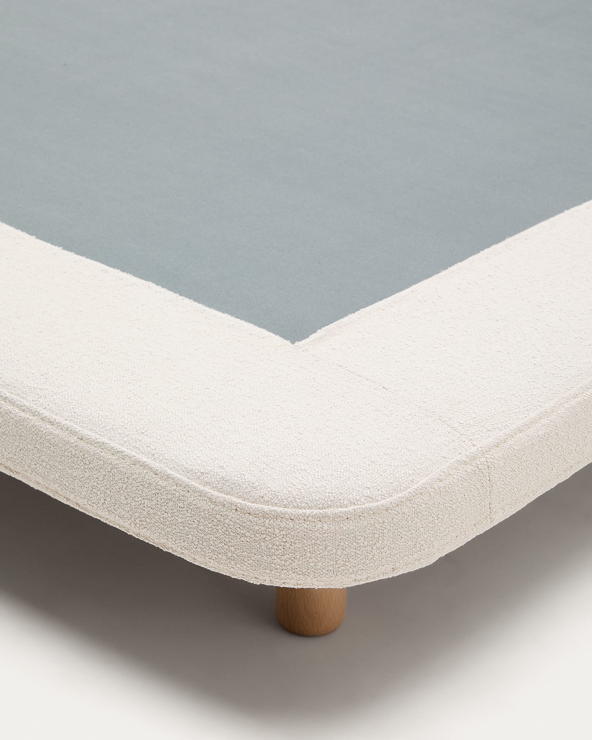 Elegantes abziehbares Bett Odum in Beige, 180x200 cm, aus weichem Mikro-Bouclé und robustem Buchenholz, ideal für stilvolle Schlafzimmer.