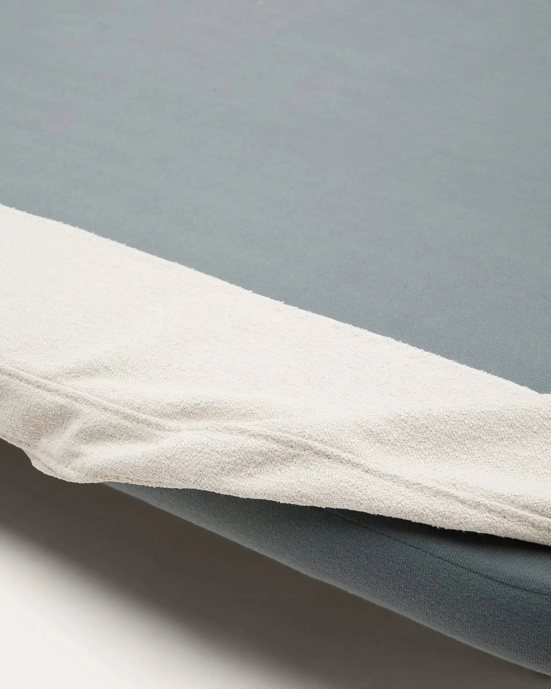 Modernes Bett Odum 180x200 cm, beige Mikro-Bouclé, abziehbar, FSC-zertifiziertes Buchenholz, stilvoll und umweltfreundlich.