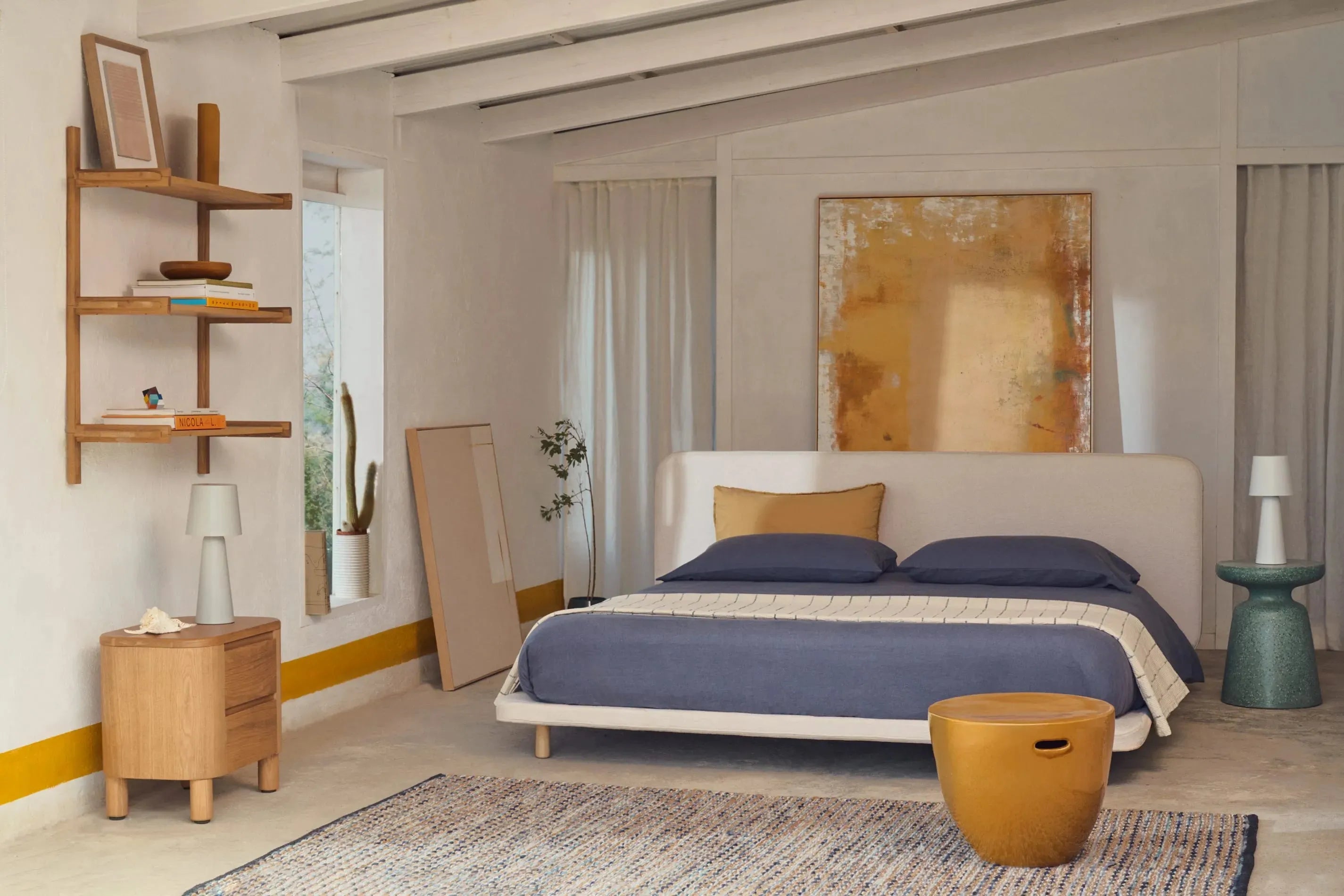 Elegantes Bett Odum mit beigem Mikro-Bouclé-Bezug, FSC-zertifizierten Buchenholzbeinen, 180x200 cm, abziehbar.
