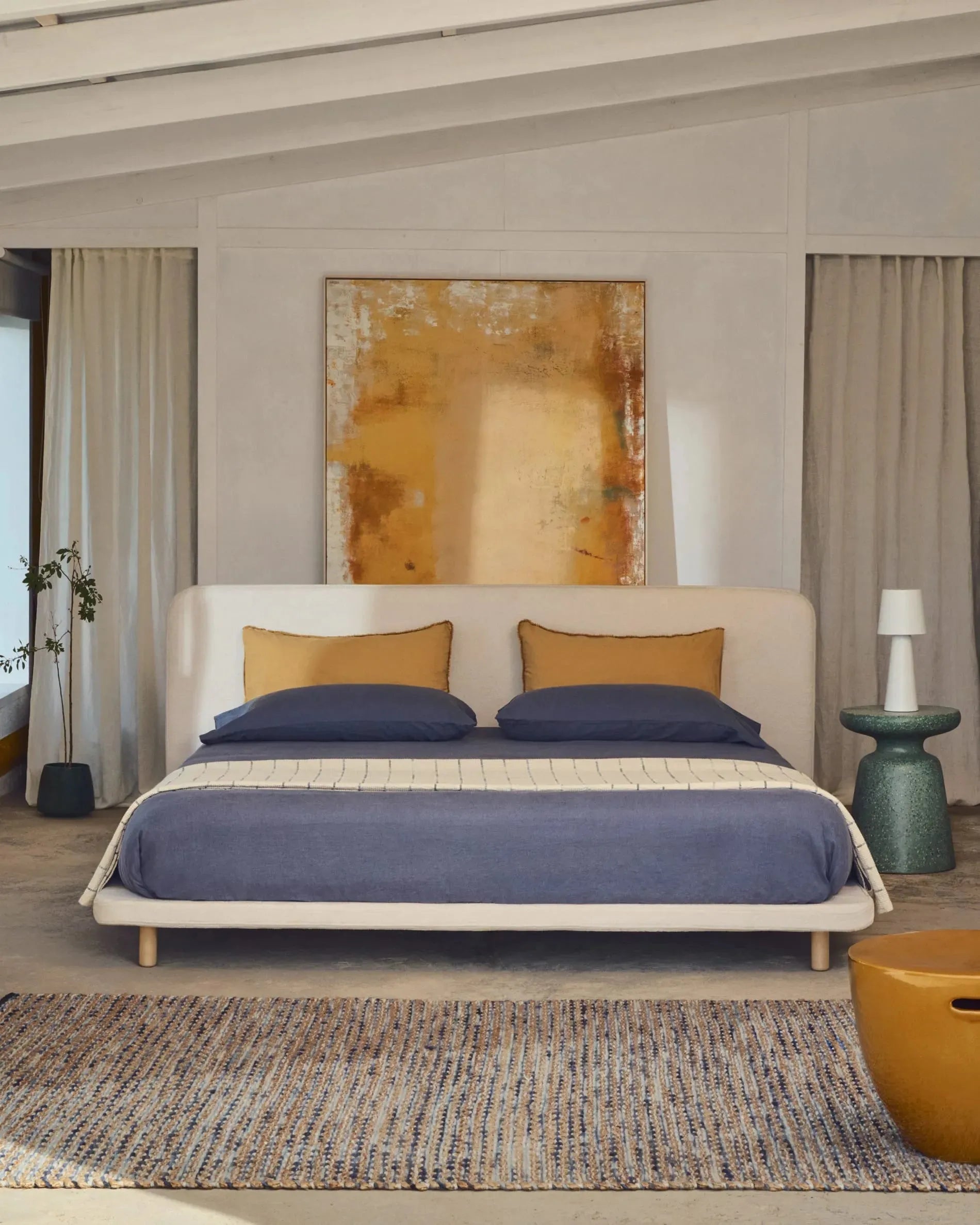 Elegantes Bett Odum 180x200 cm, beige Mikro-Bouclé, abziehbar, FSC-zertifizierte Buchenholzbeine, stilvolles Design.