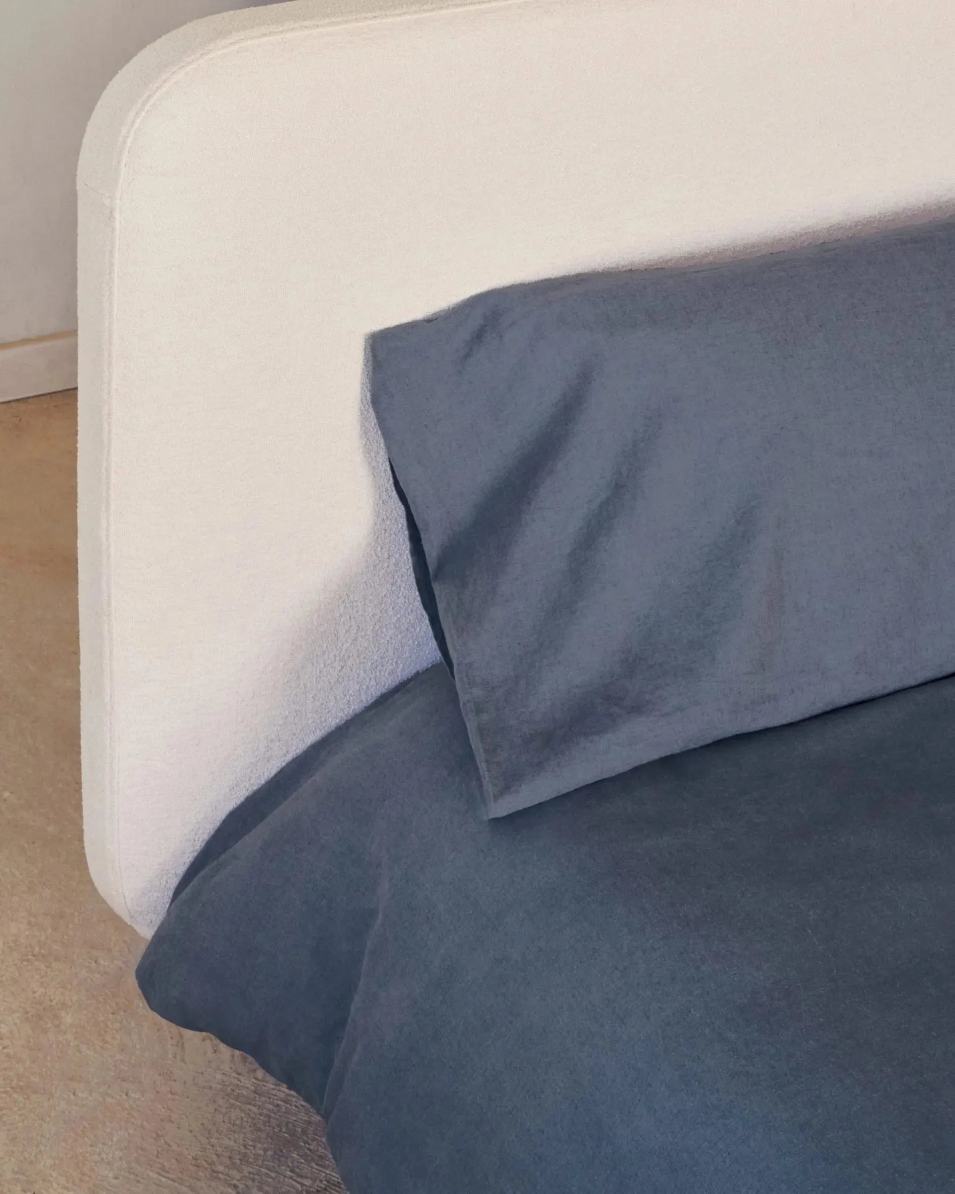 Elegantes Bett Odum 180x200 cm, beige Mikro-Bouclé, abziehbar, FSC-zertifiziertes Buchenholz, modernes und stilvolles Design.