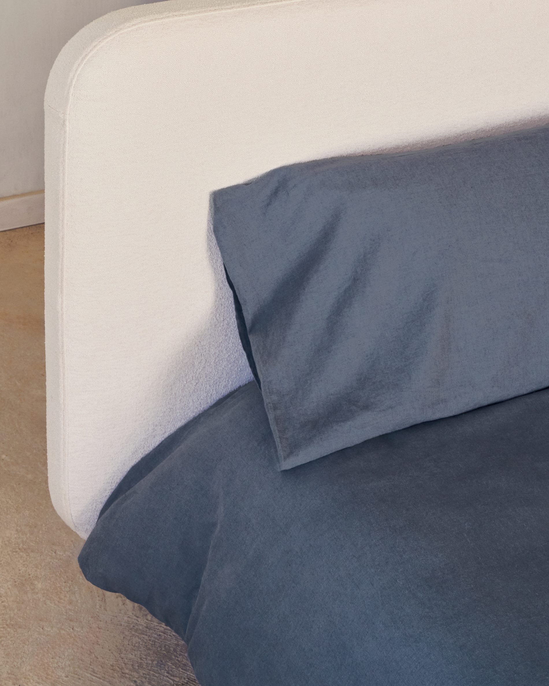 Elegantes Bett Odum 180x200 cm, beige Mikro-Bouclé, abziehbar, FSC-zertifiziertes Buchenholz, modernes und stilvolles Design.