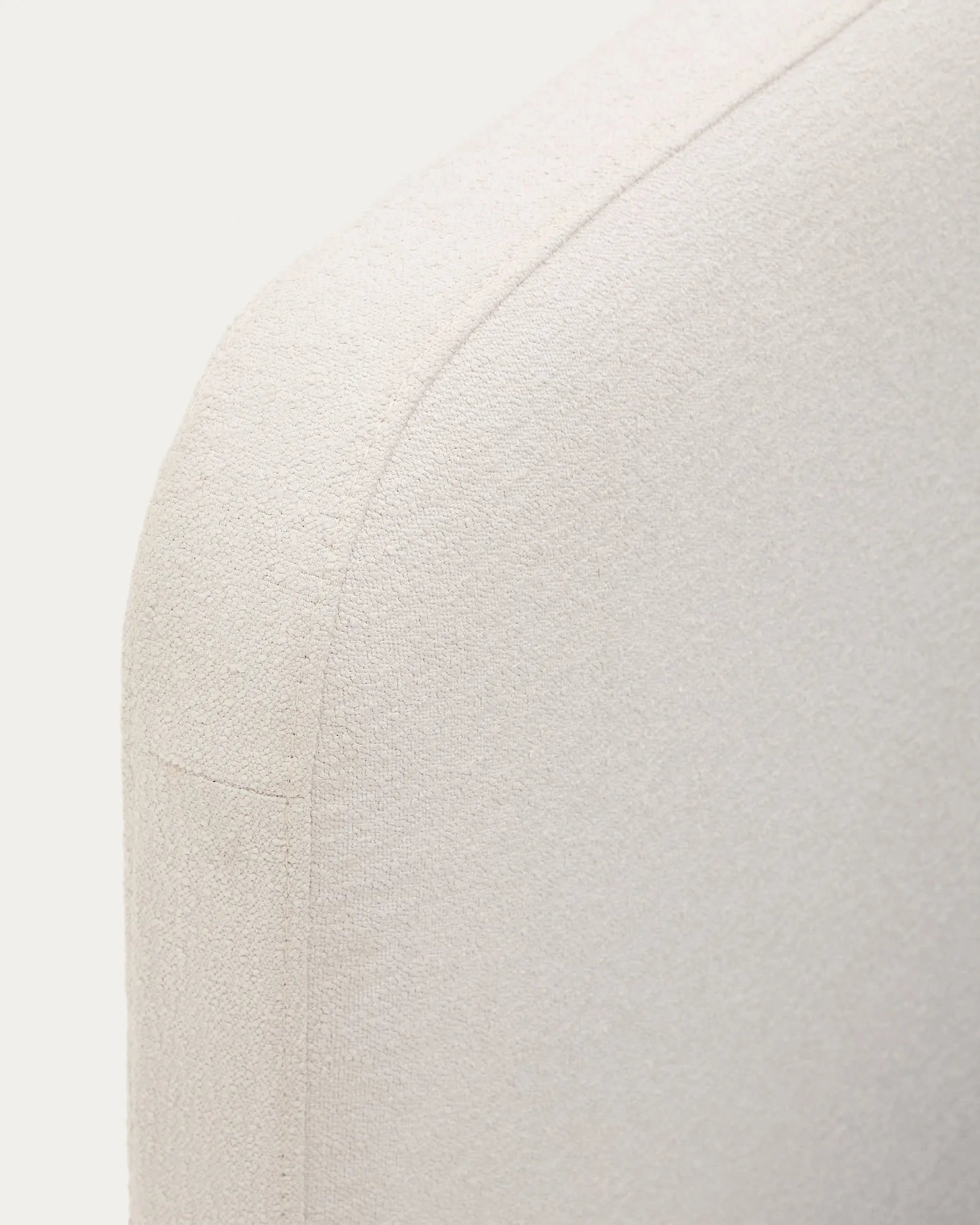 Eleganter Bettbezug aus beigem Micro-Bouclé für 180x200 cm Matratzen, modern und pflegeleicht, von Kave Home.