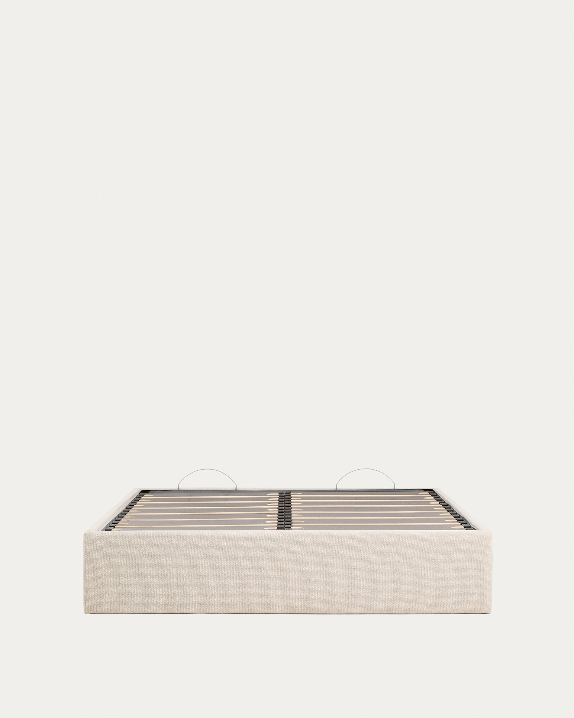 Abziehbares, aufklappbares Bett mit Stauraum Nelzi für Matratzengröße 150 x 200 cm in ecrufarbener Chenille, 100 % FSC in Ecru präsentiert im Onlineshop von KAQTU Design AG. Bett ist von Kave Home