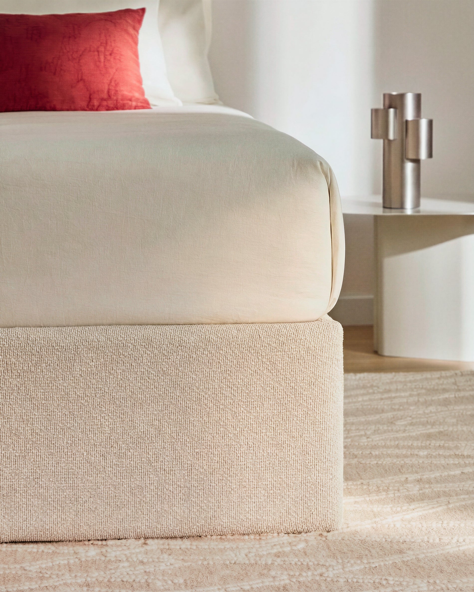 Abziehbares, aufklappbares Bett mit Stauraum Nelzi für Matratzengröße 150 x 200 cm in ecrufarbener Chenille, 100 % FSC in Ecru präsentiert im Onlineshop von KAQTU Design AG. Bett ist von Kave Home