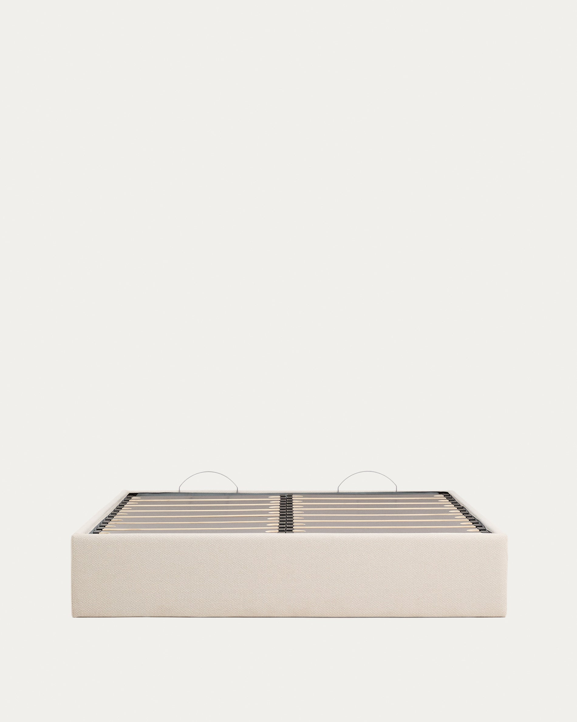 Abziehbares, aufklappbares Bett mit Stauraum Nelzi für Matratzengröße 160 x 200 cm in ecrufarbener Chenille, 100 % FSC in Ecru präsentiert im Onlineshop von KAQTU Design AG. Bett ist von Kave Home