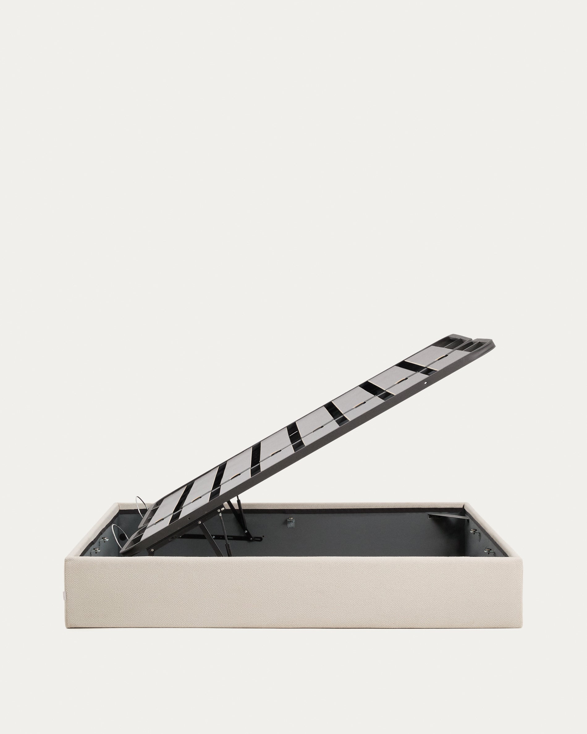 Abziehbares, aufklappbares Bett mit Stauraum Nelzi für Matratzengröße 160 x 200 cm in ecrufarbener Chenille, 100 % FSC in Ecru präsentiert im Onlineshop von KAQTU Design AG. Bett ist von Kave Home