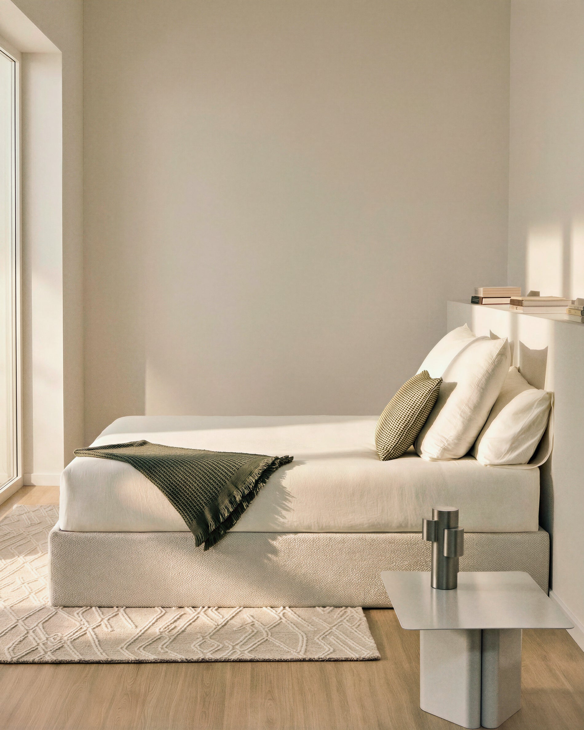 Abziehbares, aufklappbares Bett mit Stauraum Nelzi für Matratzengröße 160 x 200 cm in ecrufarbener Chenille, 100 % FSC in Ecru präsentiert im Onlineshop von KAQTU Design AG. Bett ist von Kave Home