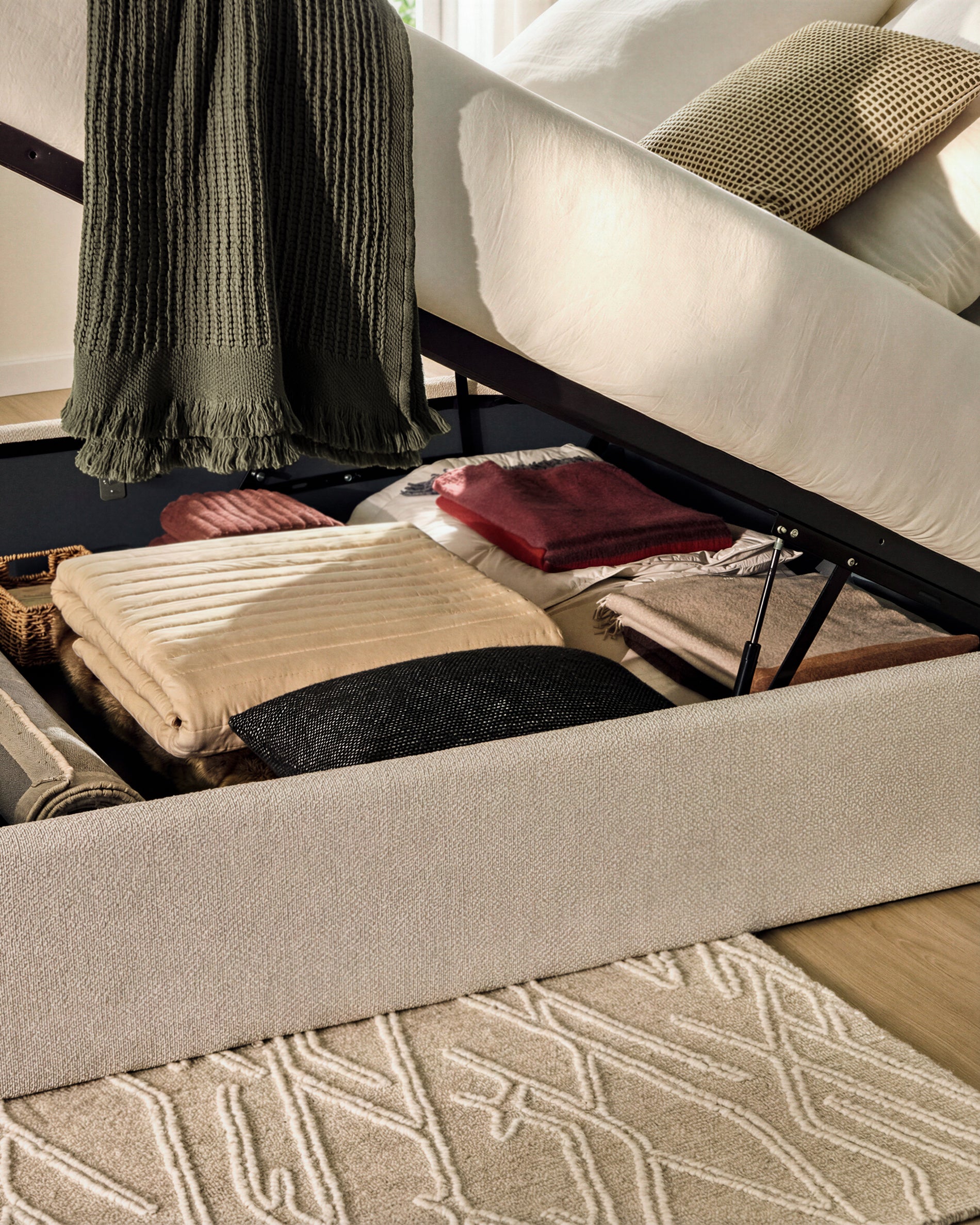 Abziehbares, aufklappbares Bett mit Stauraum Nelzi für Matratzengröße 160 x 200 cm in ecrufarbener Chenille, 100 % FSC in Ecru präsentiert im Onlineshop von KAQTU Design AG. Bett ist von Kave Home