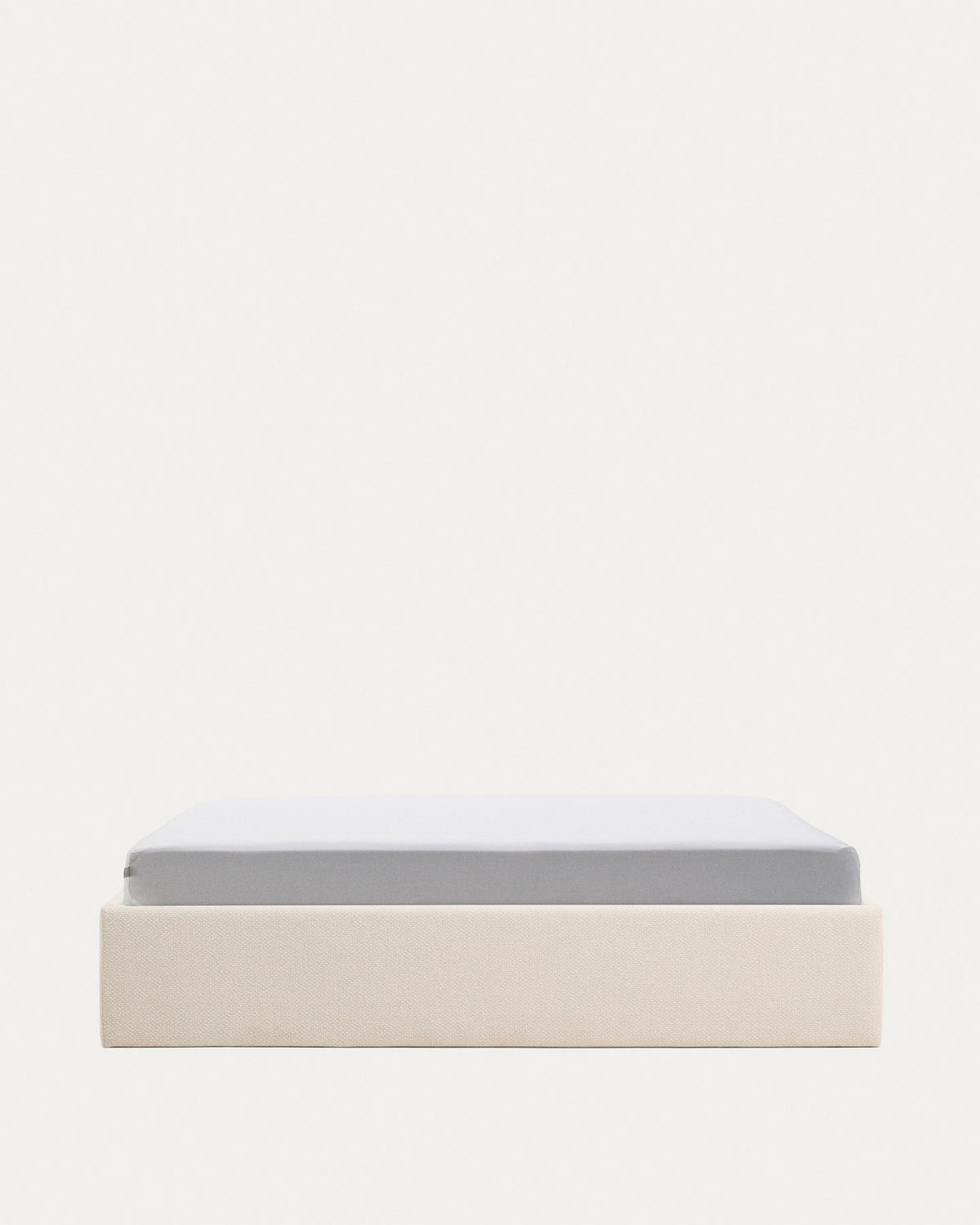 Abziehbares, aufklappbares Bett mit Stauraum Nelzi für Matratzengrösse 180 x 200 cm in ecrufarbener Chenille, 100 % FSC in Ecru präsentiert im Onlineshop von KAQTU Design AG. Bett ist von Kave Home