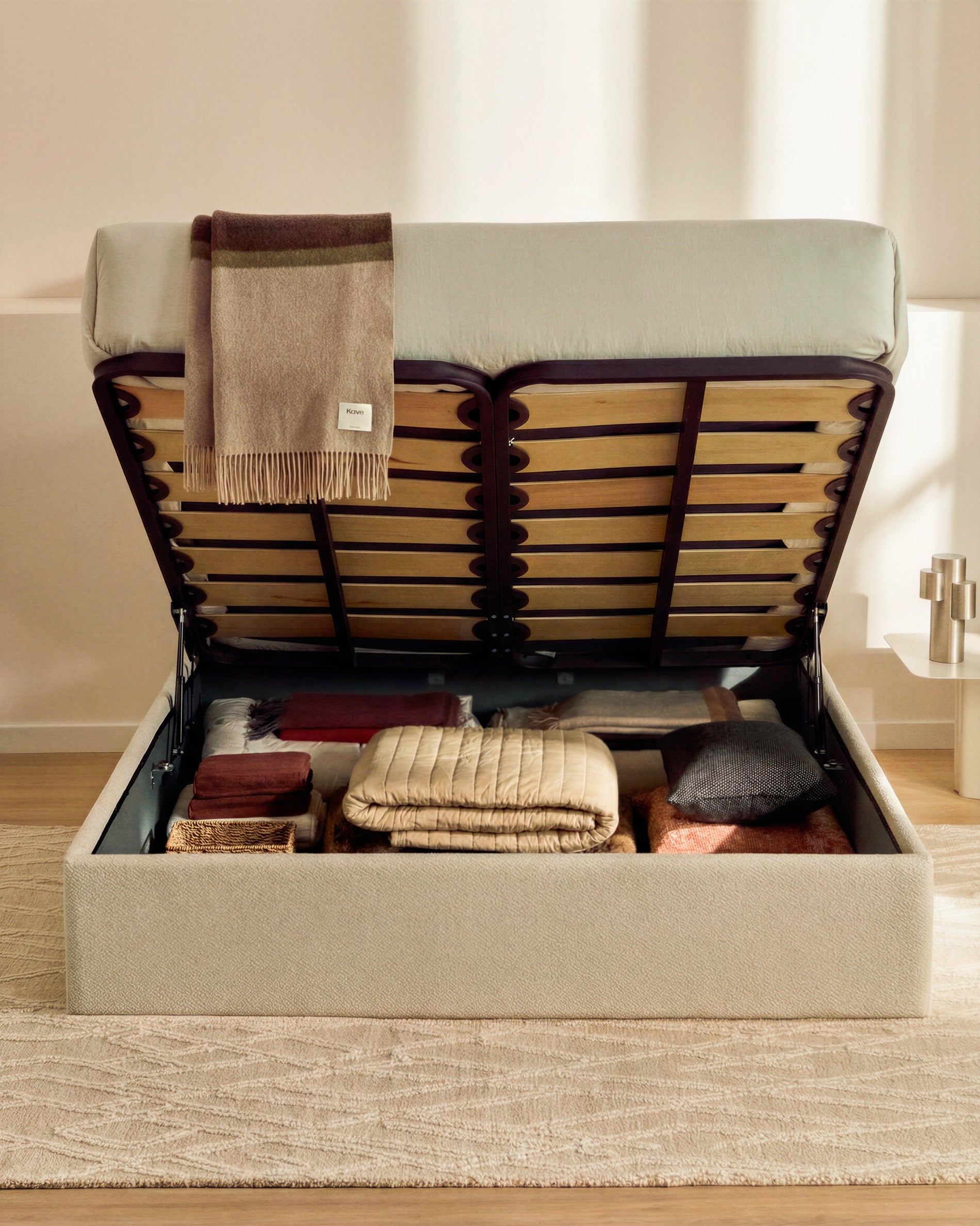 Abziehbares, aufklappbares Bett mit Stauraum Nelzi für Matratzengröße 180 x 200 cm in ecrufarbener Chenille, 100 % FSC in Ecru präsentiert im Onlineshop von KAQTU Design AG. Bett ist von Kave Home