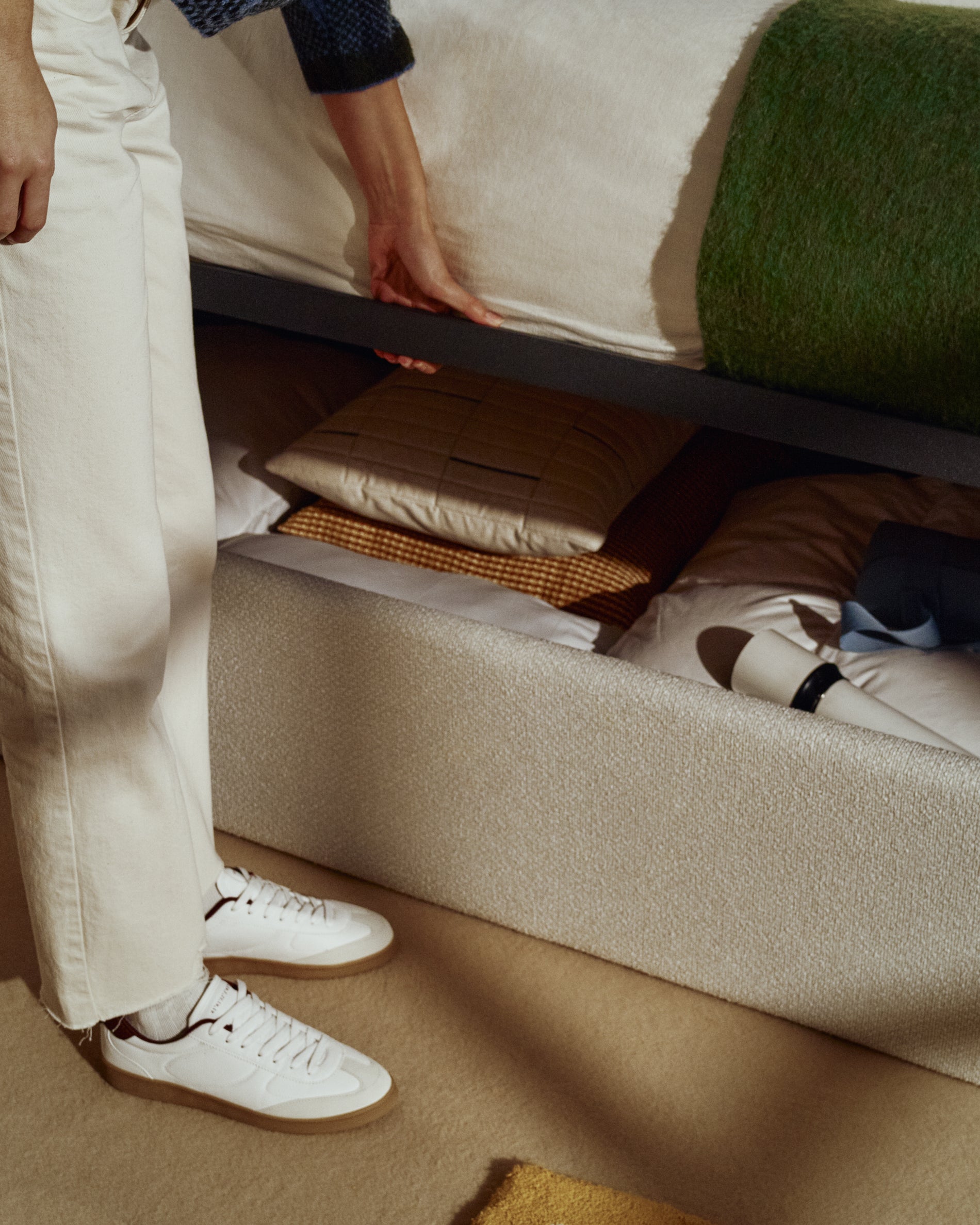 Abziehbares, seitlich aufklappbares Bett mit Stauraum Nelzi für Matratzengröße 90 x 200 cm in ecrufarbener Chenille, 100 % FSC in Ecru präsentiert im Onlineshop von KAQTU Design AG. Bett ist von Kave Home