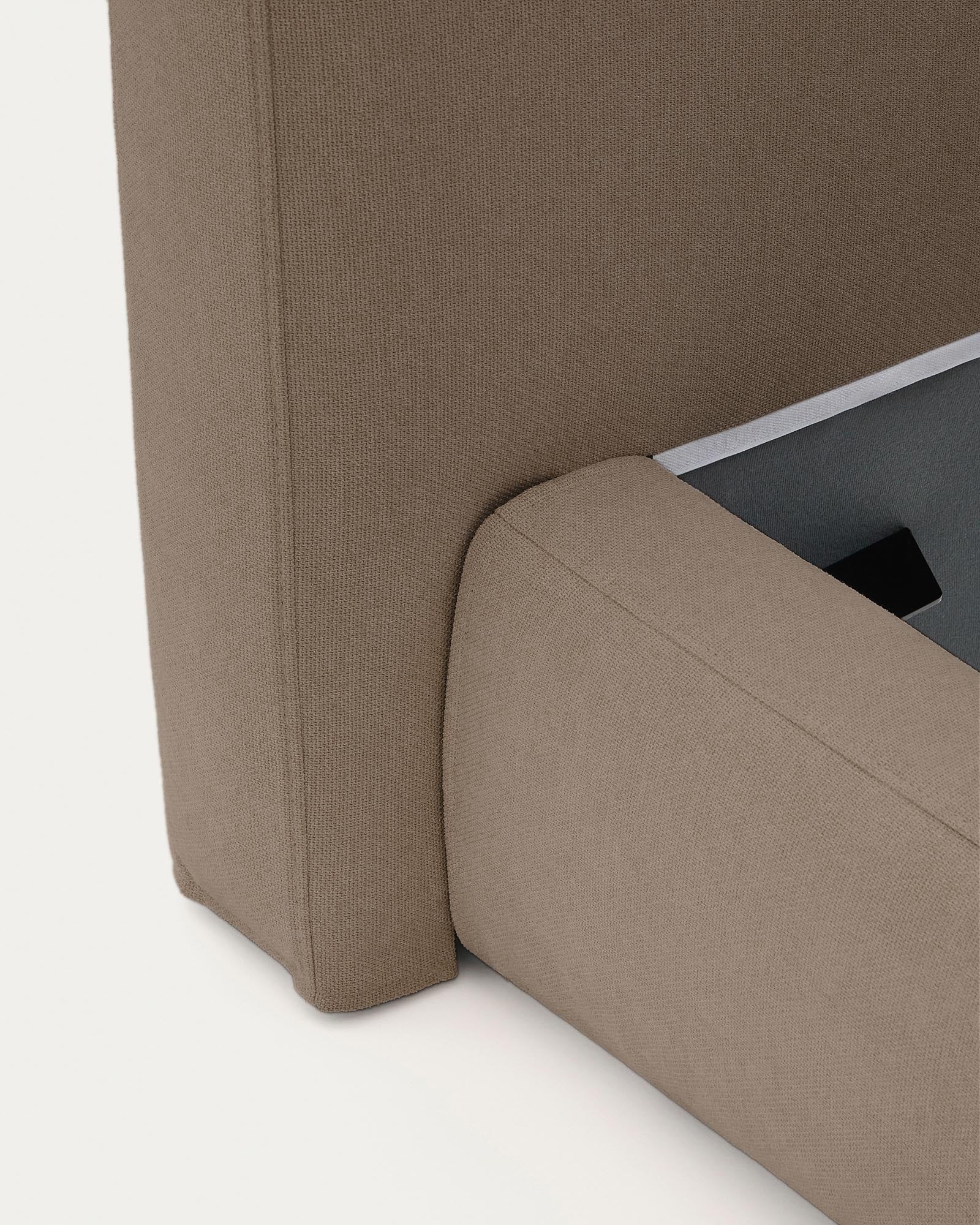 Stylisches abziehbares Bett Blok in warmem Braun, ideal für 160 x 200 cm Matratzen, nachhaltig produziert mit FSC Mix Credit von Kave Home.