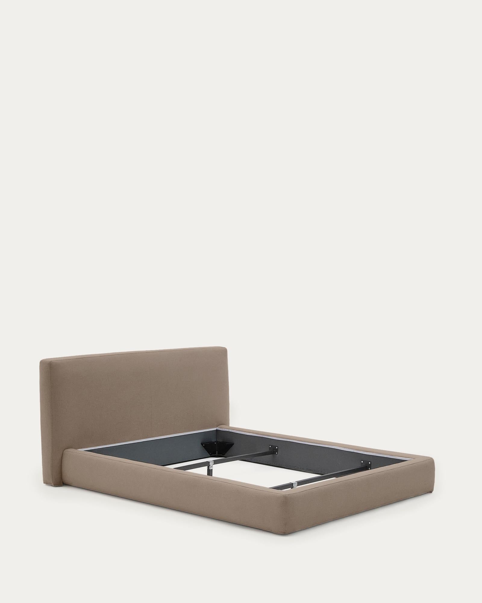 Modernes abziehbares Bett Blok in elegantem Braun, passend für 160 x 200 cm Matratzen, umweltfreundlich mit FSC Mix Credit von Kave Home.