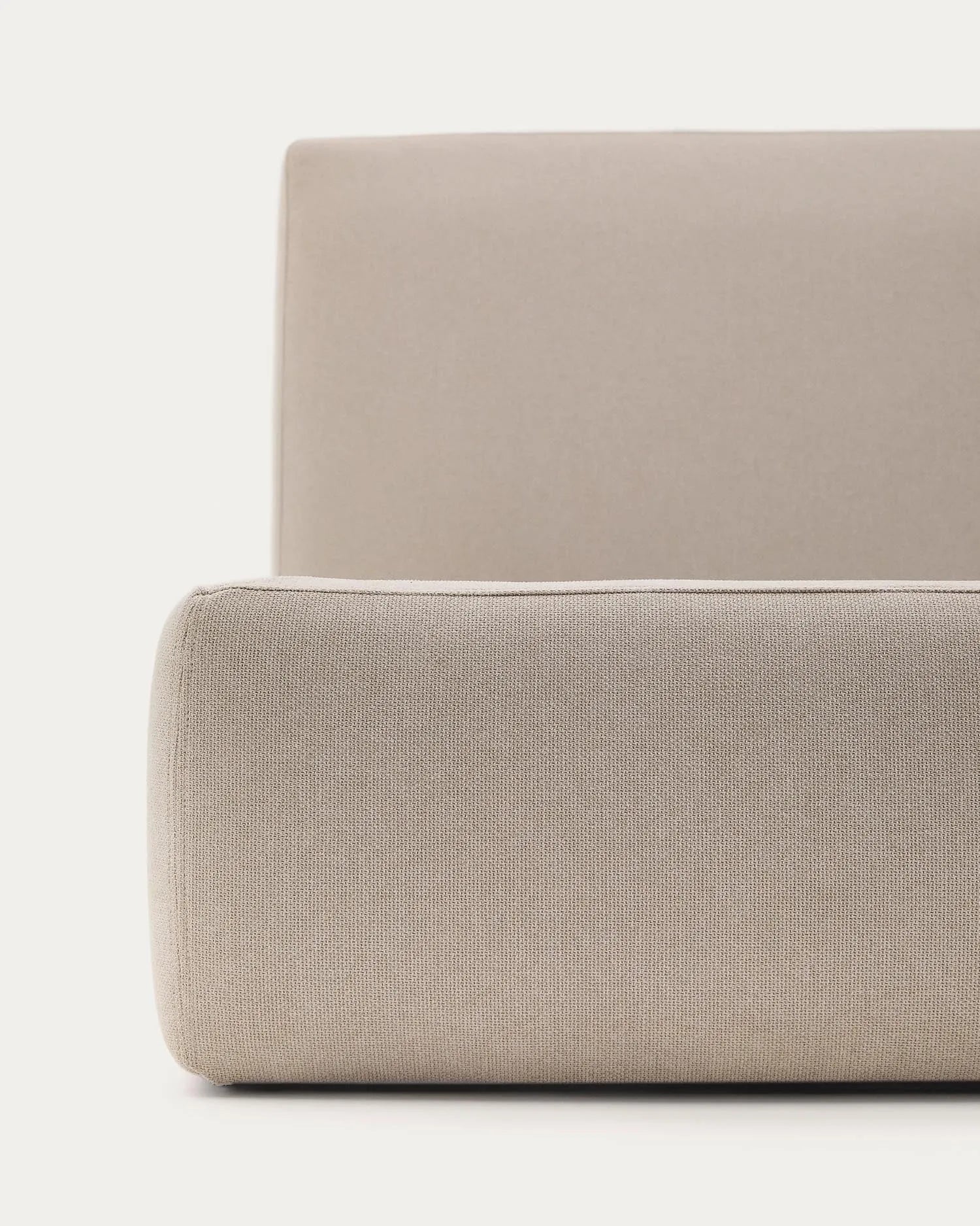 Das abziehbare Bett Blok in Beige vereint modernes Design mit umweltfreundlichen Materialien und bietet Komfort für erholsame Nächte.