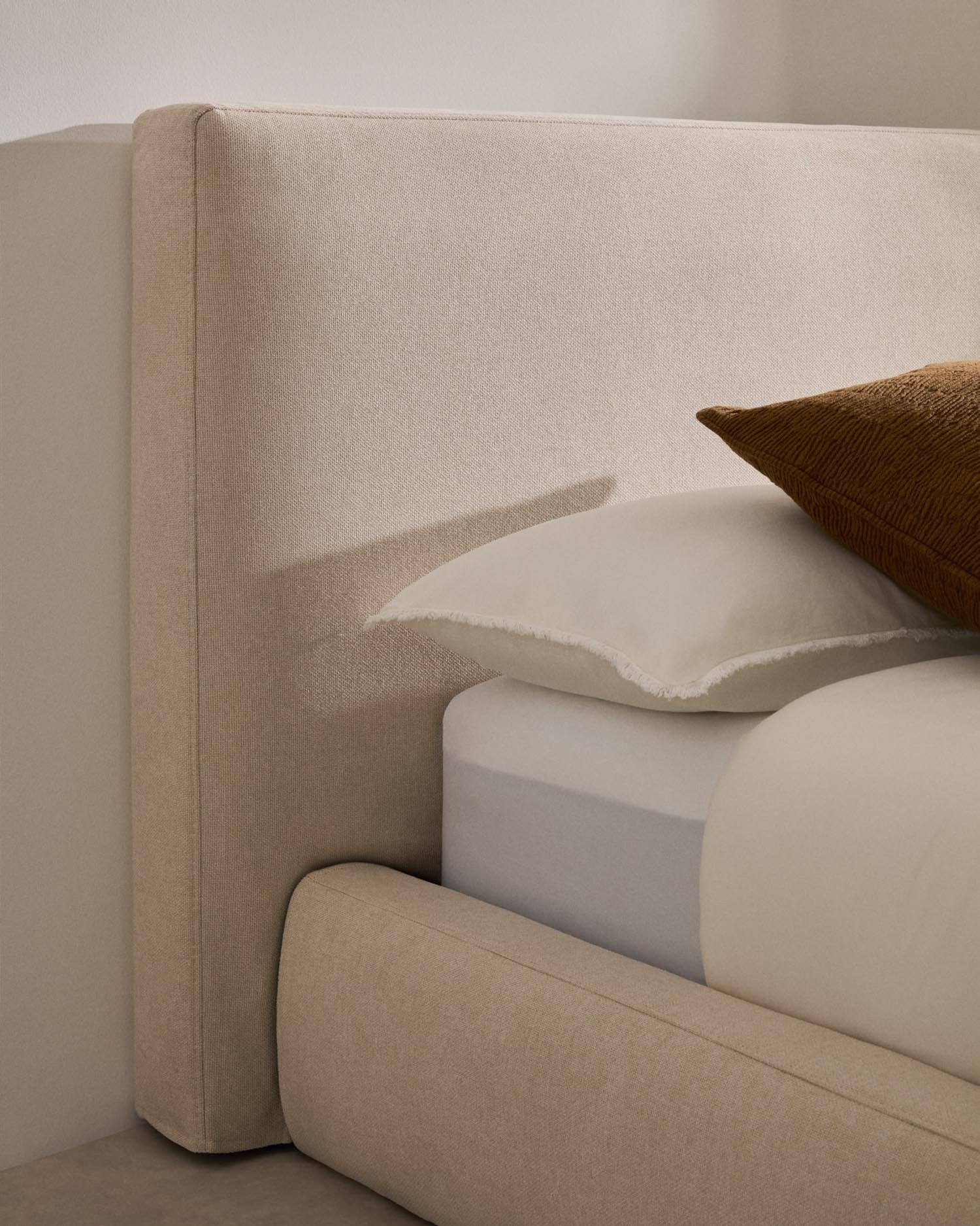 Elegantes, abziehbares Bett Blok in Beige, passend für 180x200 cm Matratzen, FSC-zertifiziert, von Kave Home.